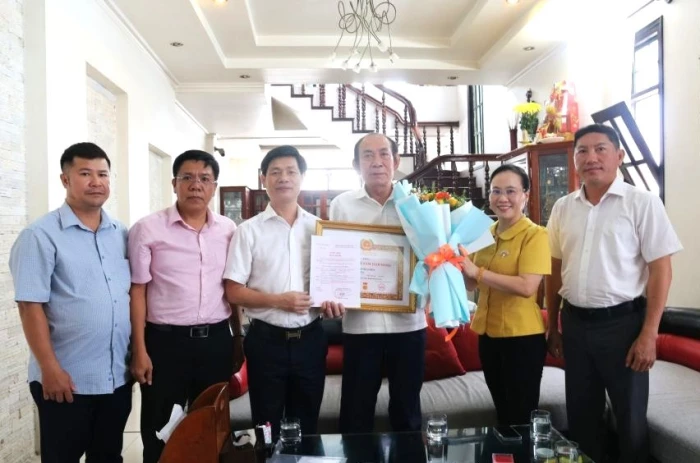 Đảng ủy phường Phan Rang trao Huy hiệu 35 năm tuổi Đảng cho đảng viên