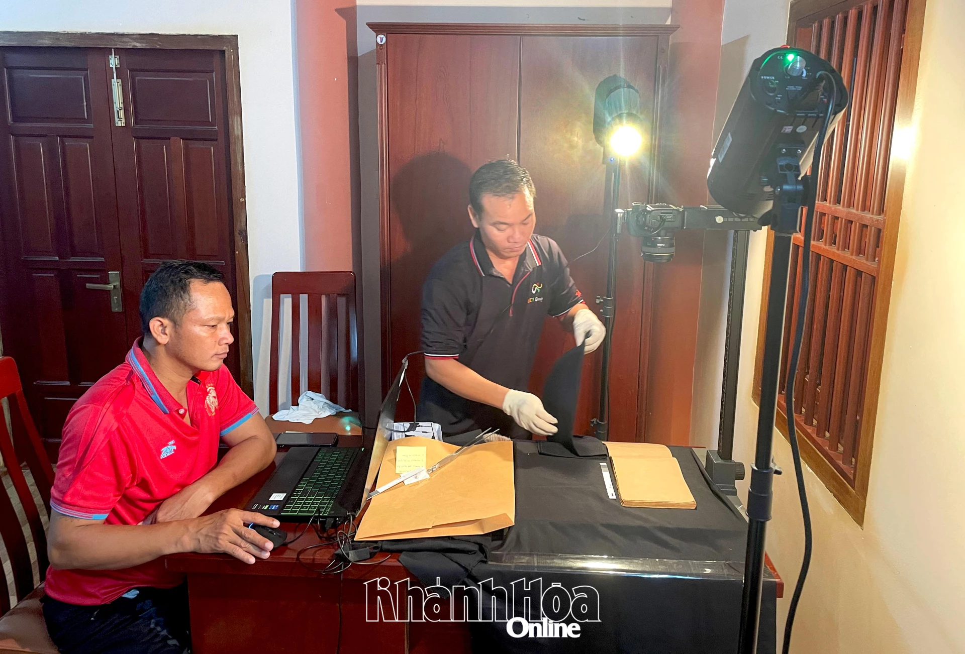 Nhóm nghiên cứu của ông Đổng Thành Danh (phường Phan Rang) thực hiện số hóa thư tịch cổ của người Chăm.
