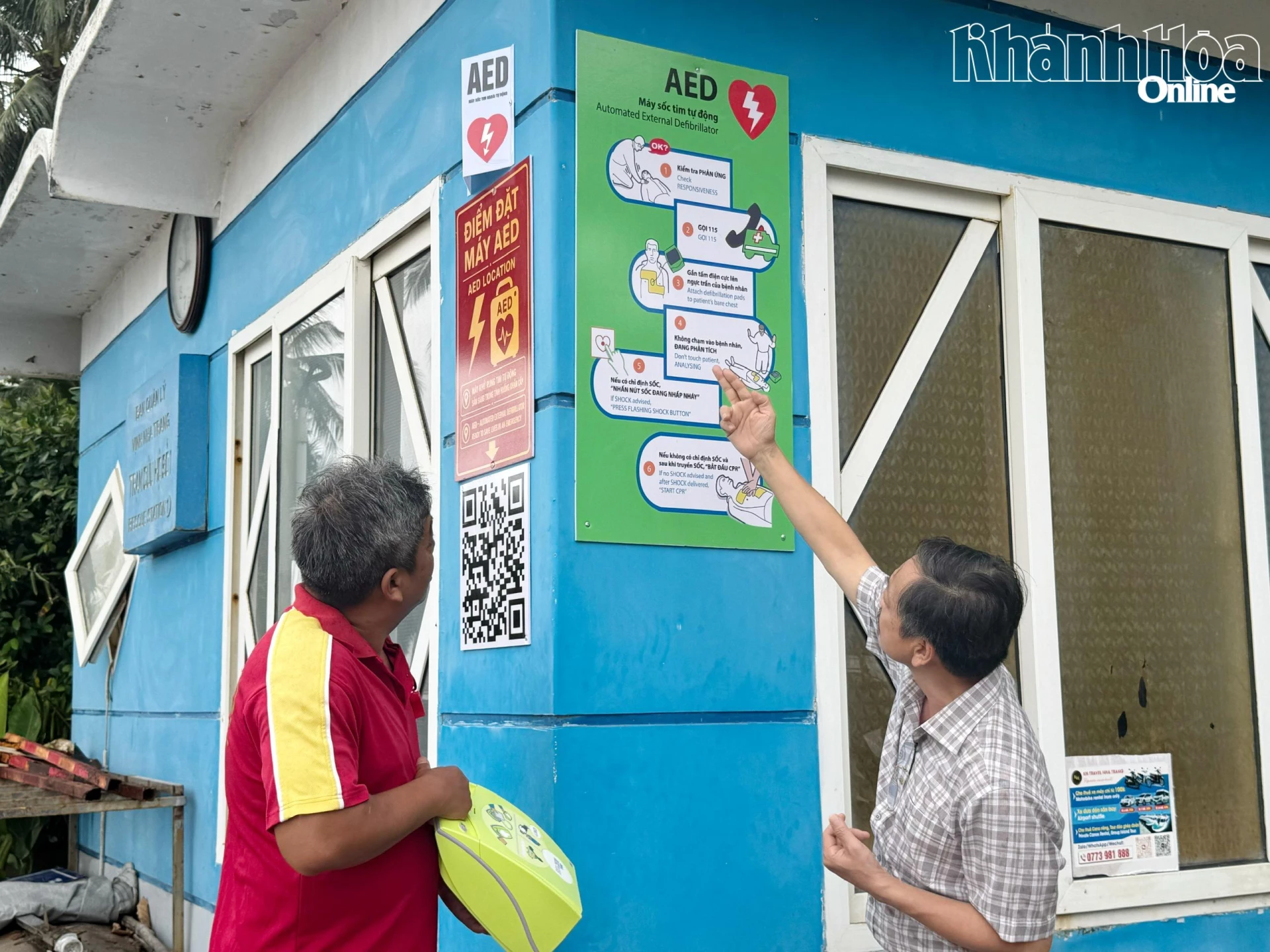 Sau lắp đăt máy, nhân viên Trạm cứu hộ số 1 được chỉ dẫn về cách vận hành máy. 