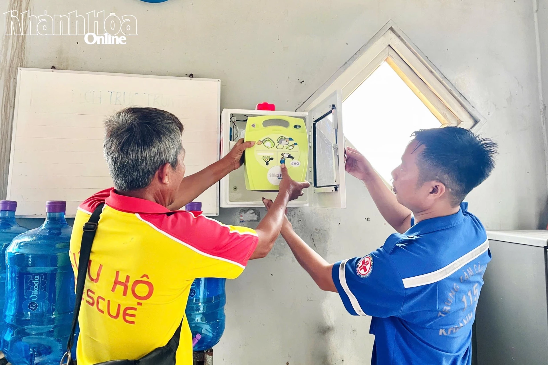 Nhân viên cứu hộ Trạm cứu hộ số 2 đưa máy khử rung tim tự động vào hộc bảo quản đặt tại trạm. 