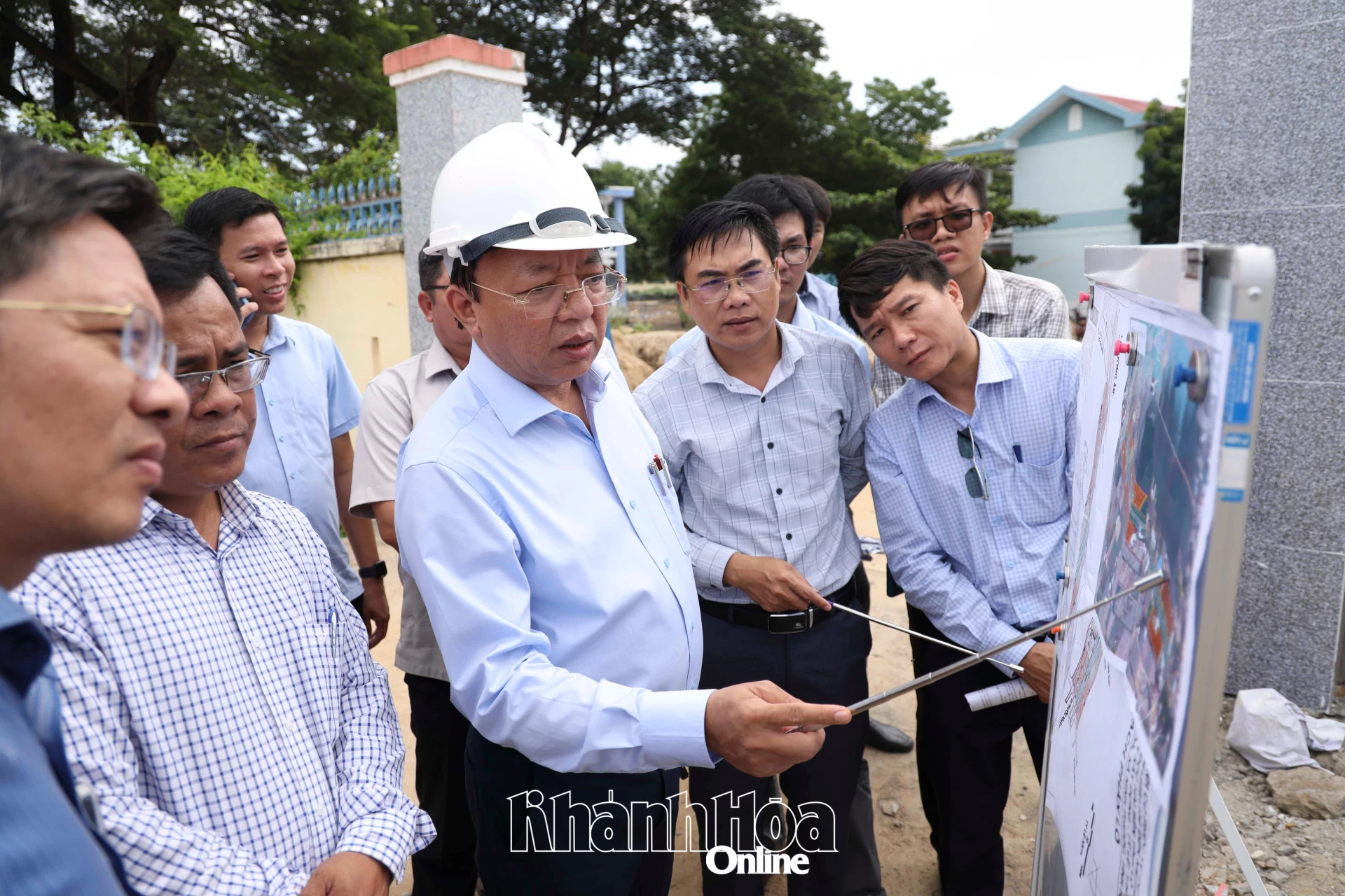 Đồng chí Lê Huyền kiểm tra thực địa và góp ý thiết kế cho Dự án xây dựng Khu tái định cư Đường tỉnh 708 (xã Ninh Phước).