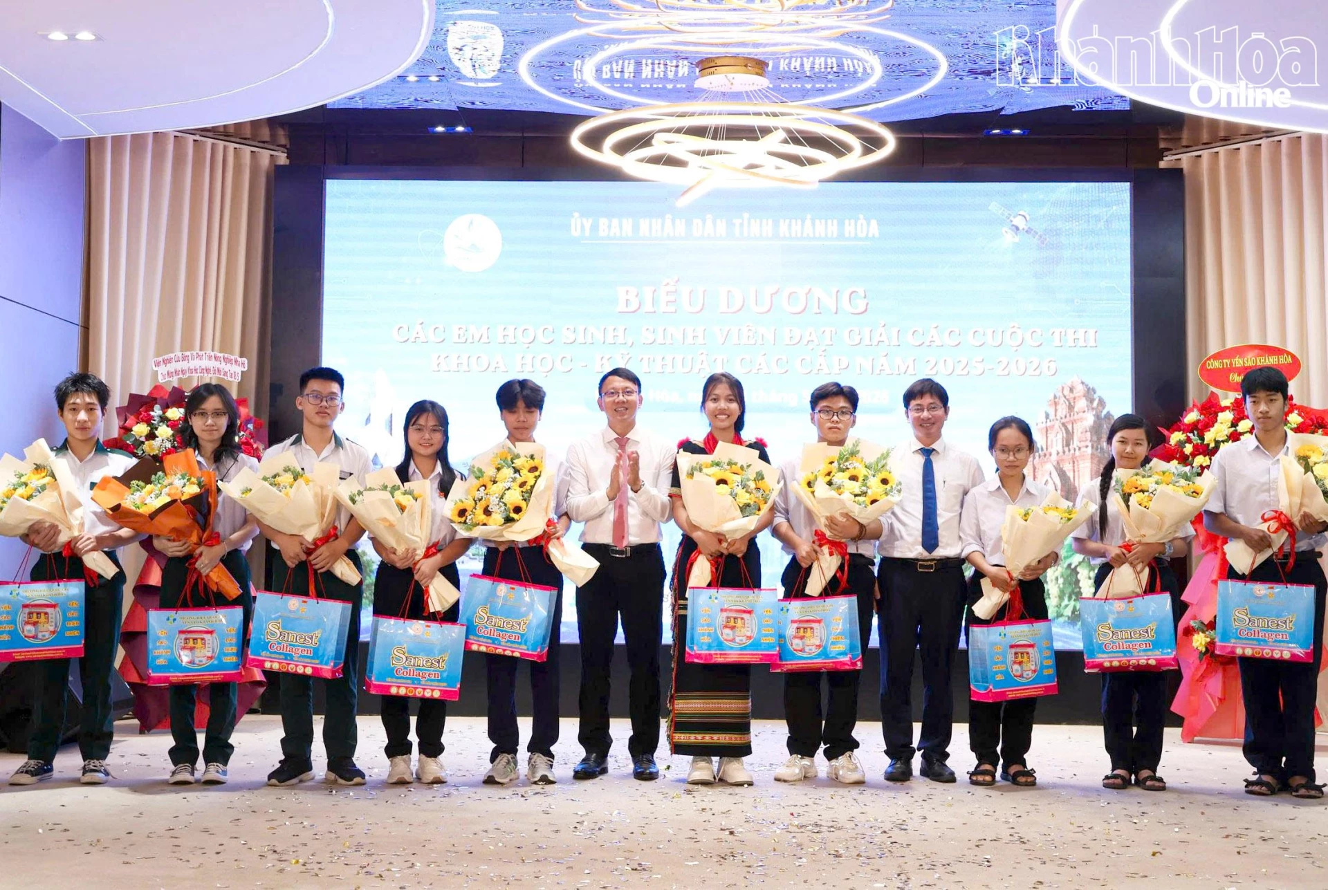 Đồng chí Nguyễn Thanh Hà - Phó Chủ tịch UBND tỉnh 
biểu dương các em học sinh đạt giải các cuộc thi Khoa học - Kỹ thuật các cấp năm học 2025-2026
