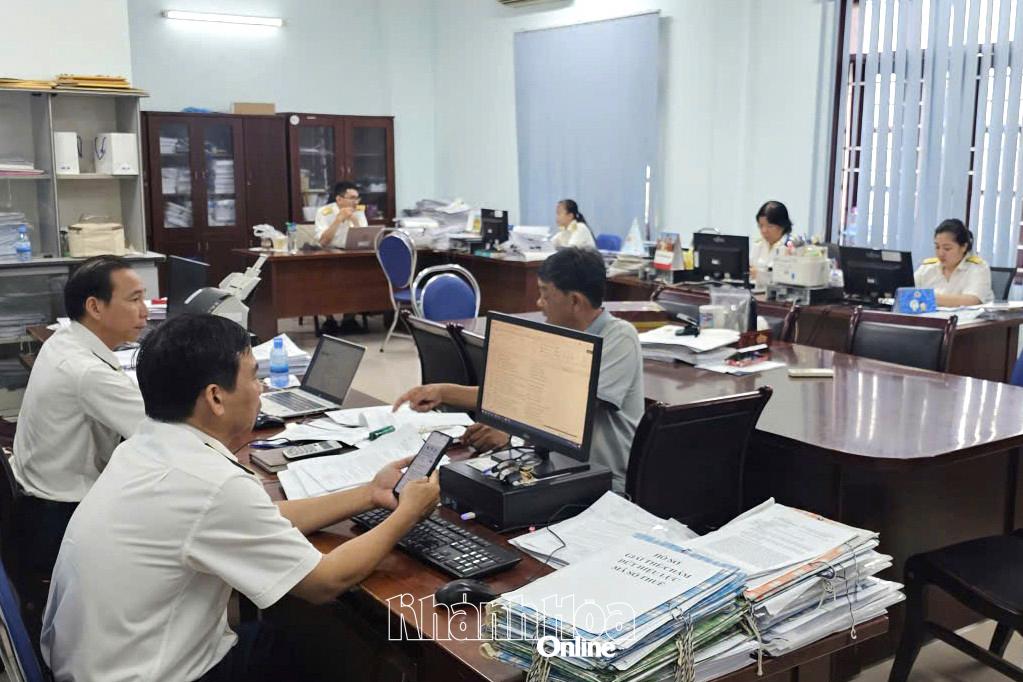 Cán bộ Thuế cơ sở 1 rà soát, đối chiếu, phân loại các trường hợp nợ thuế để có giải pháp thu hồi phù hợp.