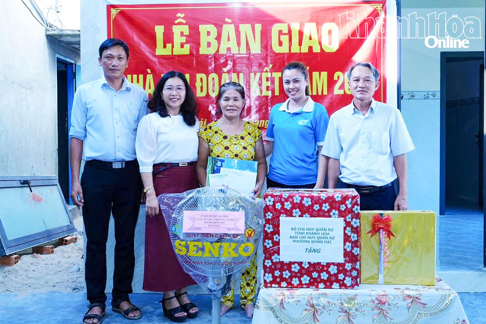Ủy ban MTTQ Việt Nam phường Đông Hải bàn giao nhà Đại đoàn kết cho gia đình bà Đào Thị Thanh Liên.