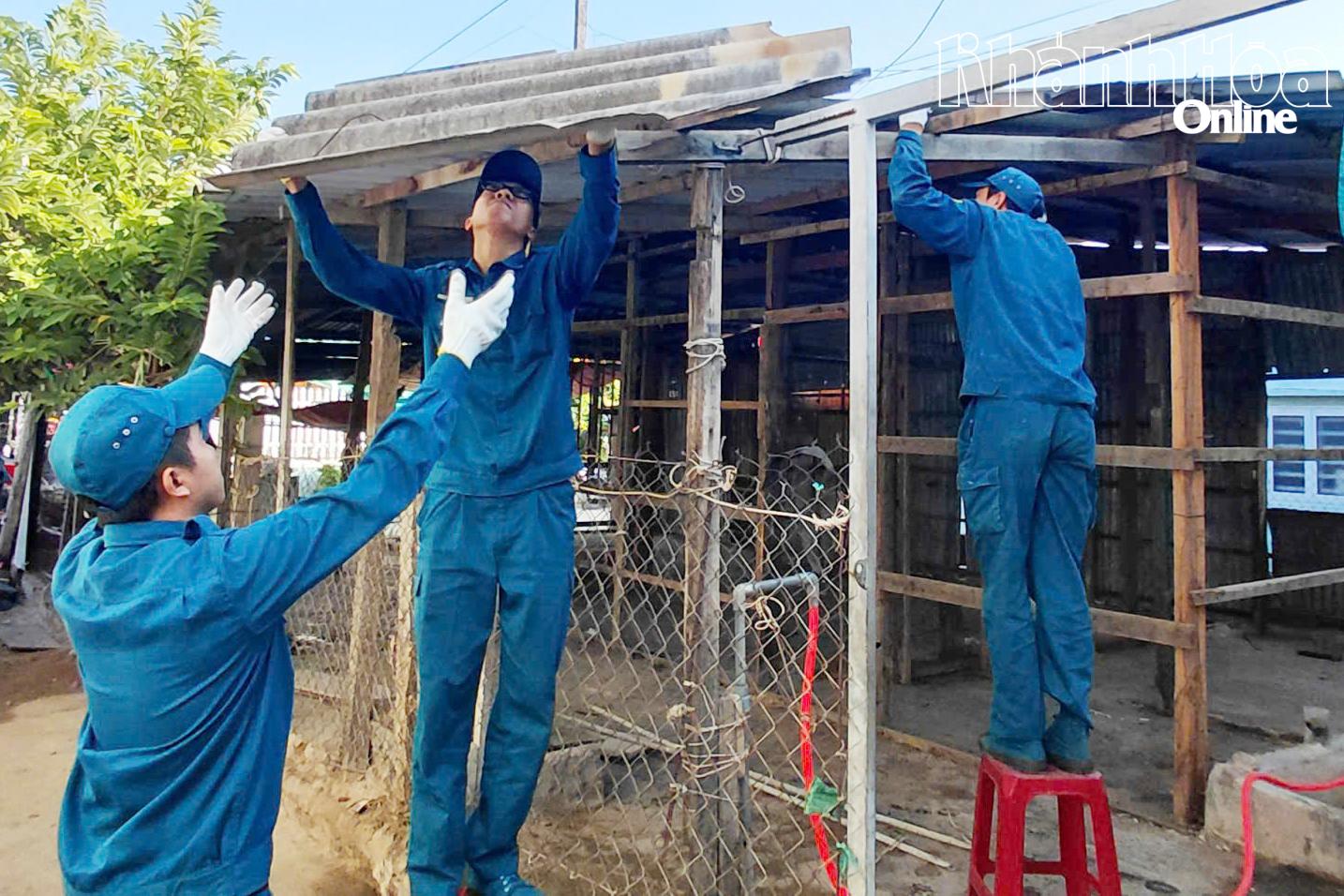 Các lực lượng phường Đông Hải hỗ trợ xây dựng nhà Đại đoàn kết cho các gia đình có hoàn cảnh khó khăn.