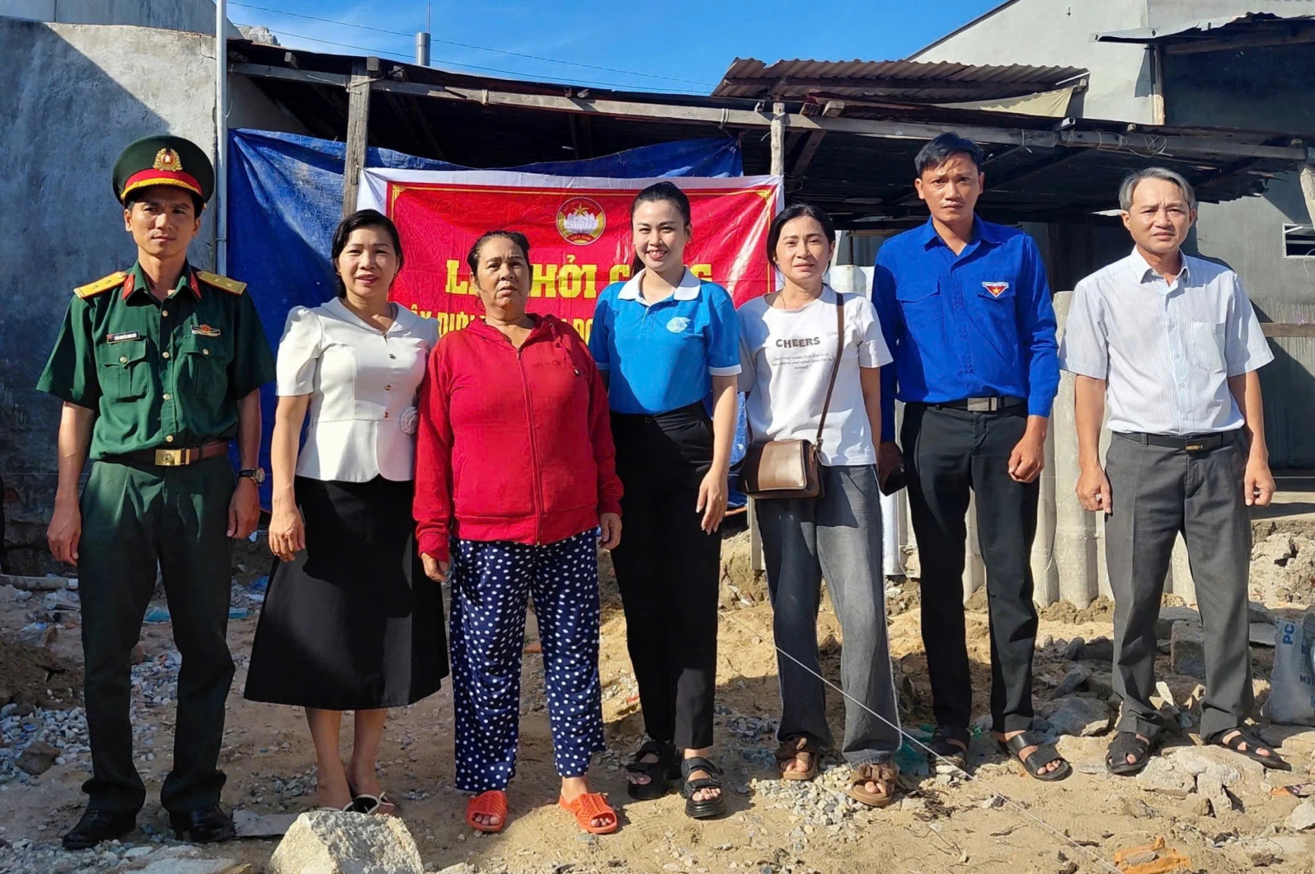 Lãnh đạo Ủy ban MTTQ Việt Nam phường Đông Hải và bà Nguyễn Thị Thanh Hà tại lễ khởi công nhà Đại đoàn kết.