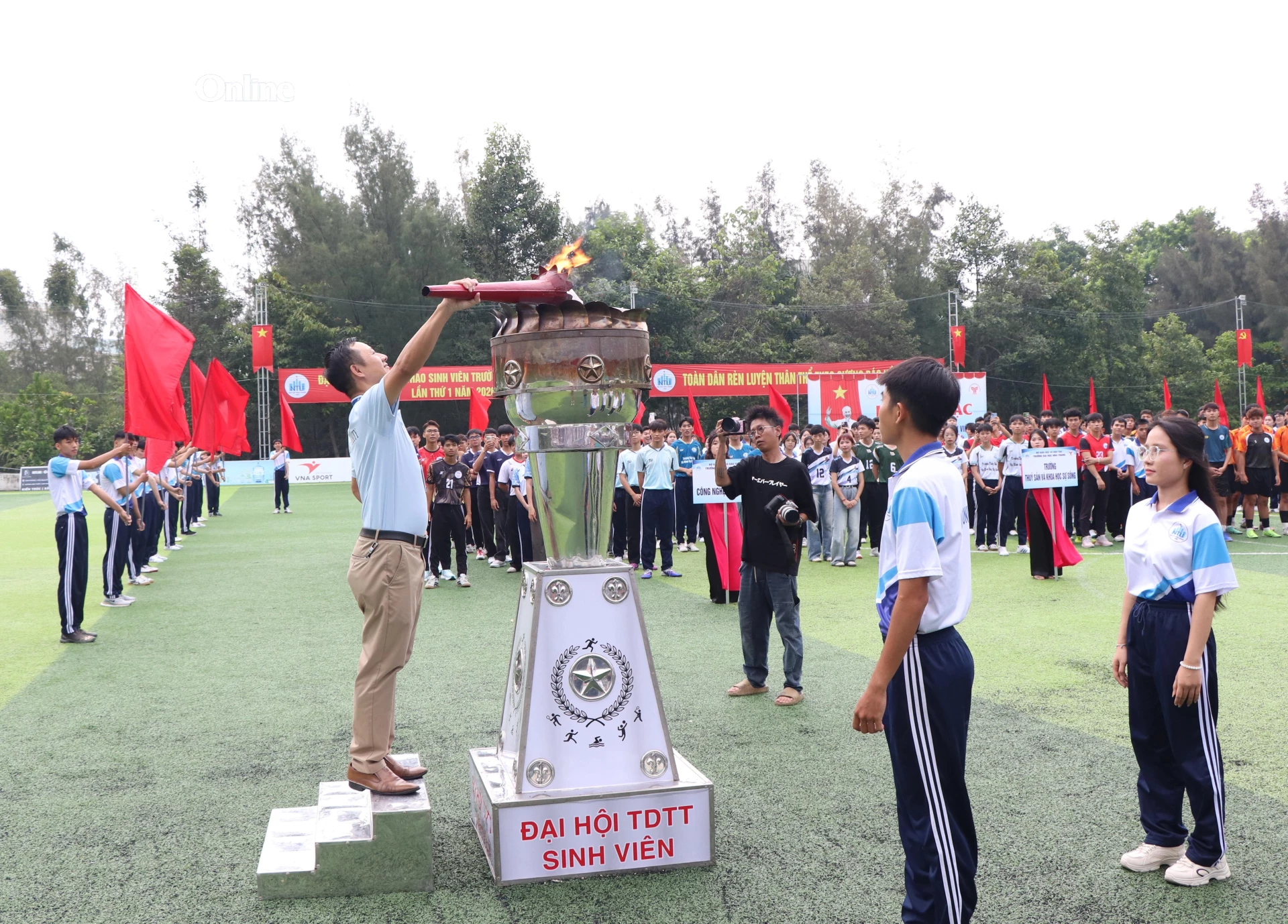 Lãnh đạo Trường Đại học Nha Trang thực hiện nghi thức đốt đuốc truyền thống khai mạc đại hội.