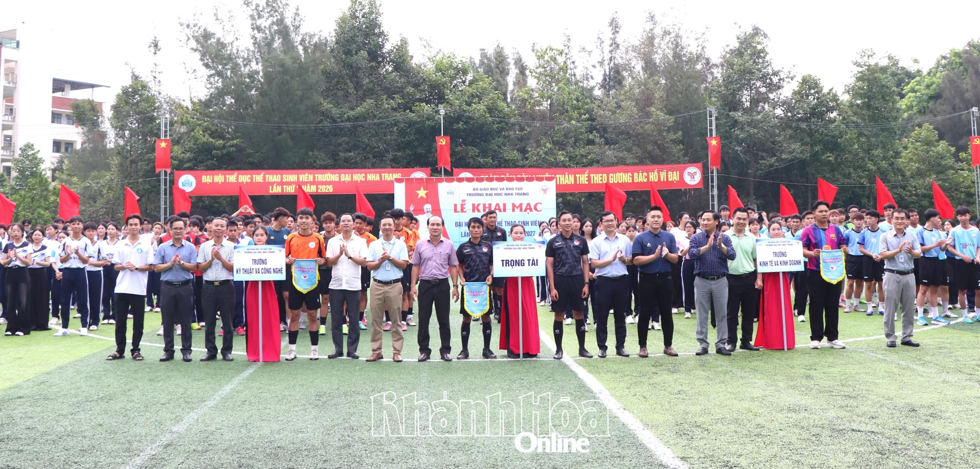 Các đại biểu tặng cờ lưu niệm cho các đoàn vận động viên tham gia đại hội.
