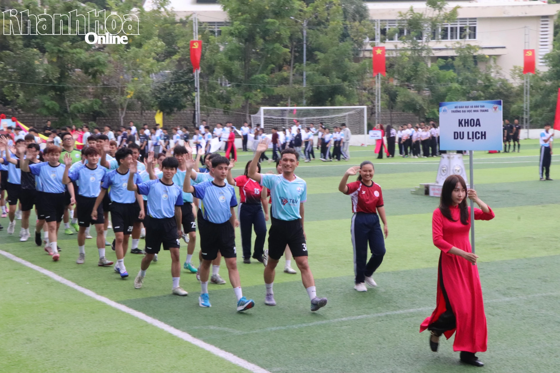 Các đoàn vận động viên diễu hành tại đại hội.