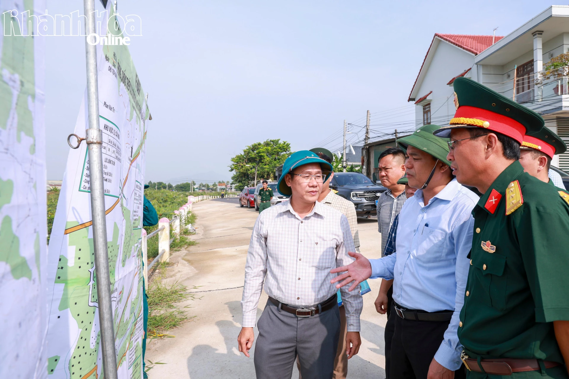 Đoàn công tác làm việc tại xã Diên Điền.