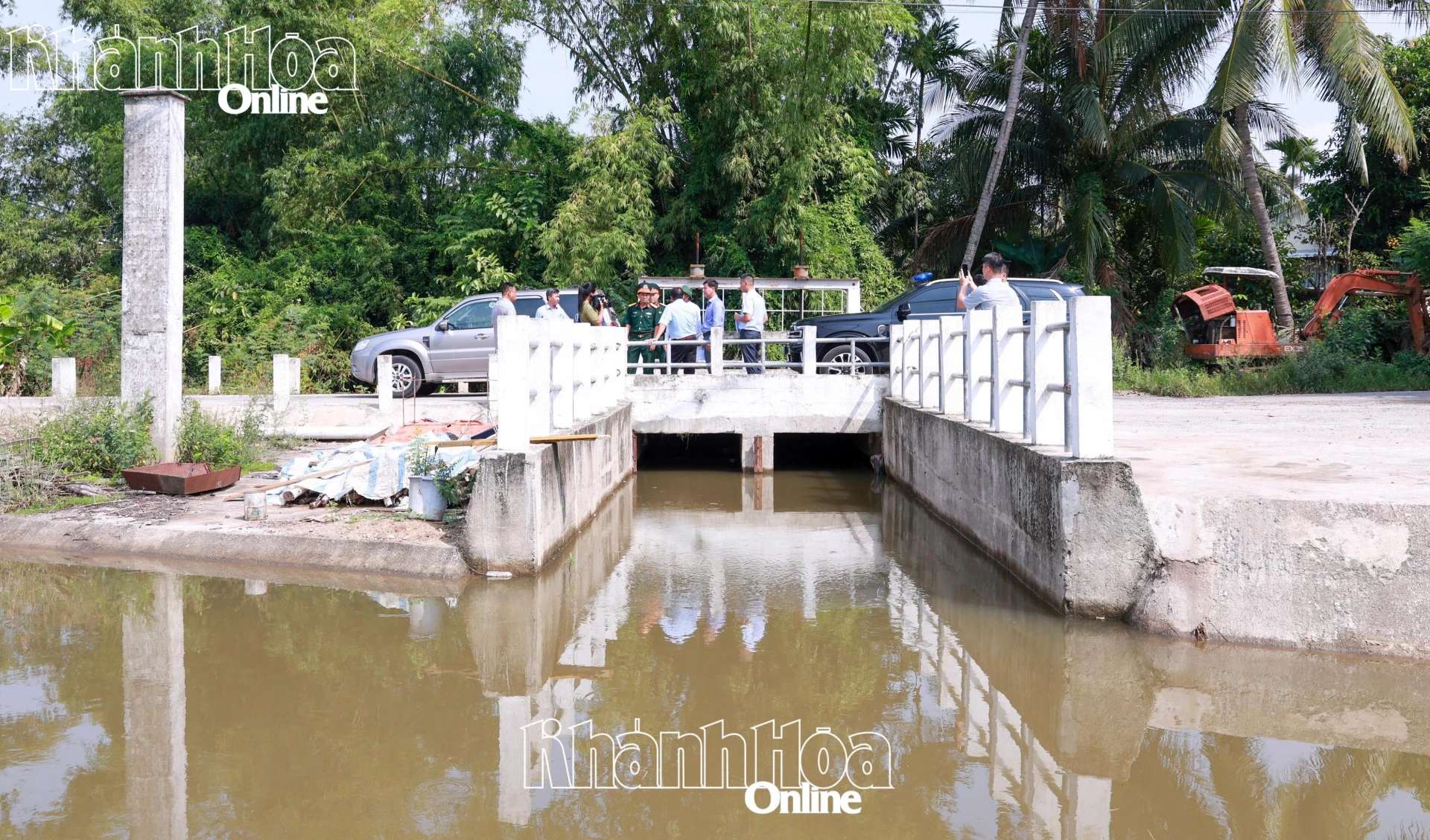 Kiểm tra khu vực xung yếu ngập lụt trên địa bàn thôn Phước Trạch, xã Diên Khánh.