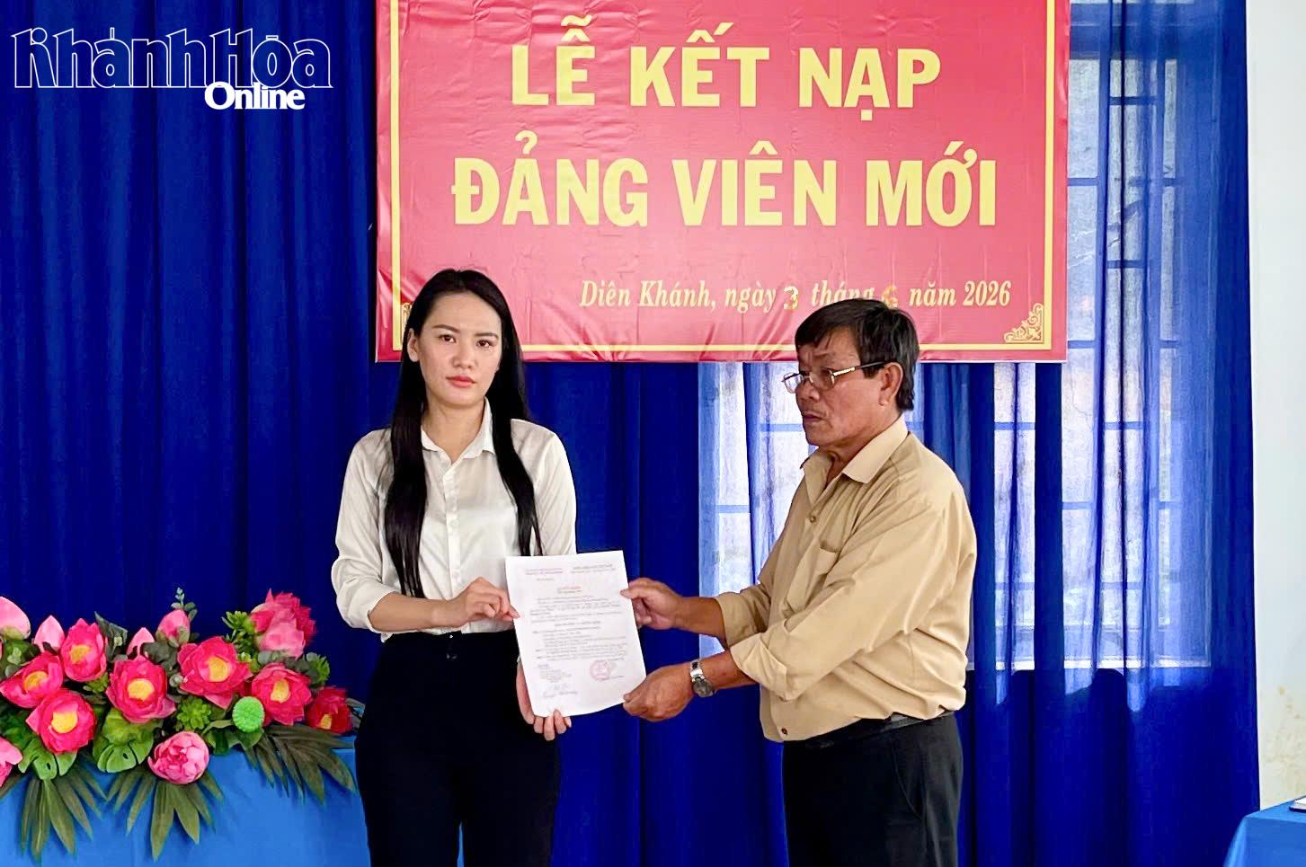 Hội viên trẻ ở xã Diên Khánh được kết nạp Đảng.