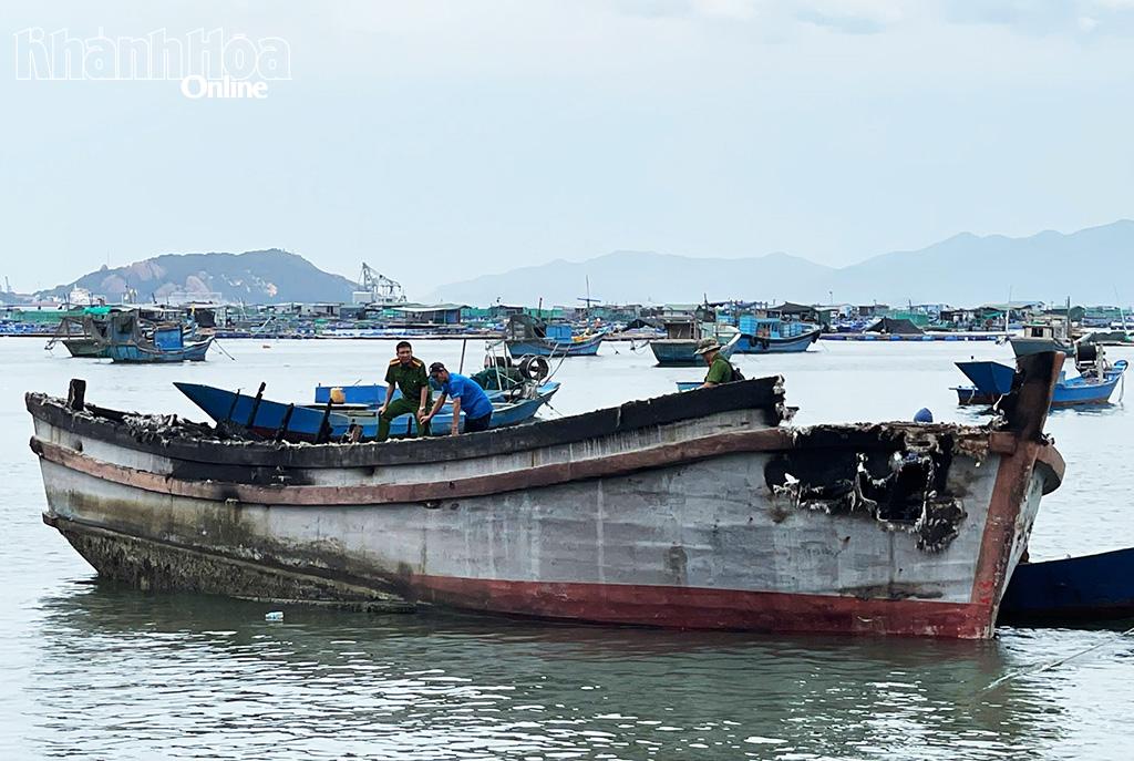 Lực lượng chức năng tiến hành điều tra hiện trường.