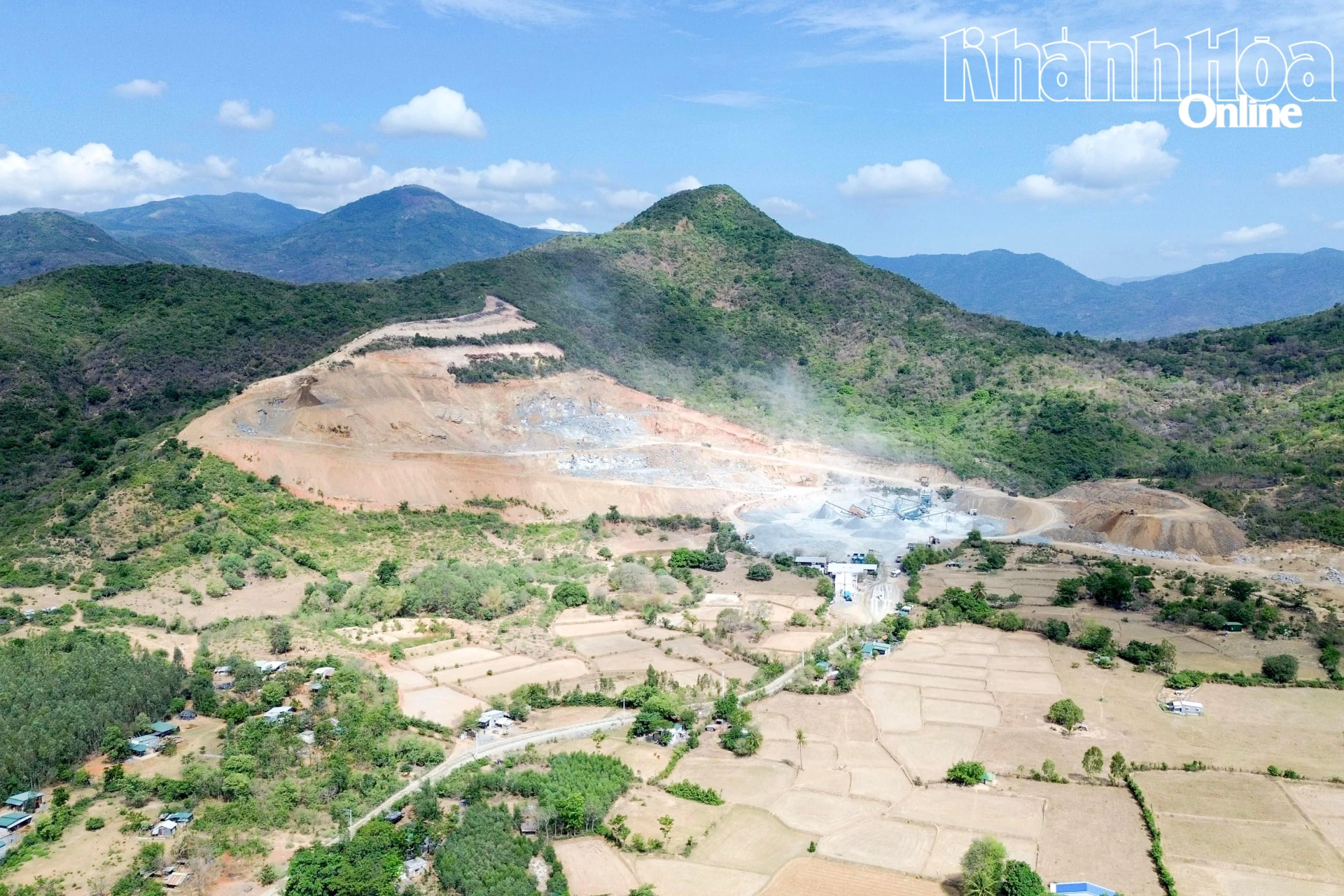 Một mỏ đá đang hoạt động trên địa bàn xã Công Hải.