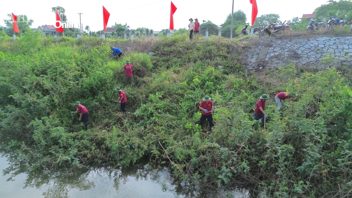 Xã Hòa Trí ra quân phát quang, khơi thông dòng chảy tuyến sông Tân Lâm