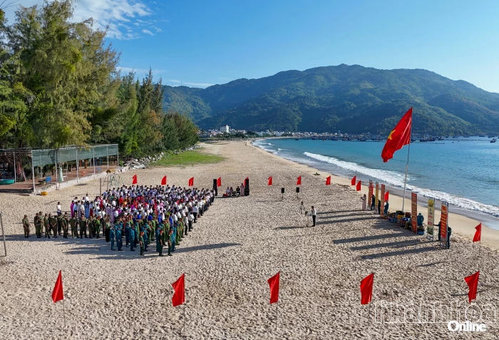 Xã Đại Lãnh tổ chức chào cờ tháng 9 và phát động 120 ngày đêm bứt phá tăng trưởng kinh tế