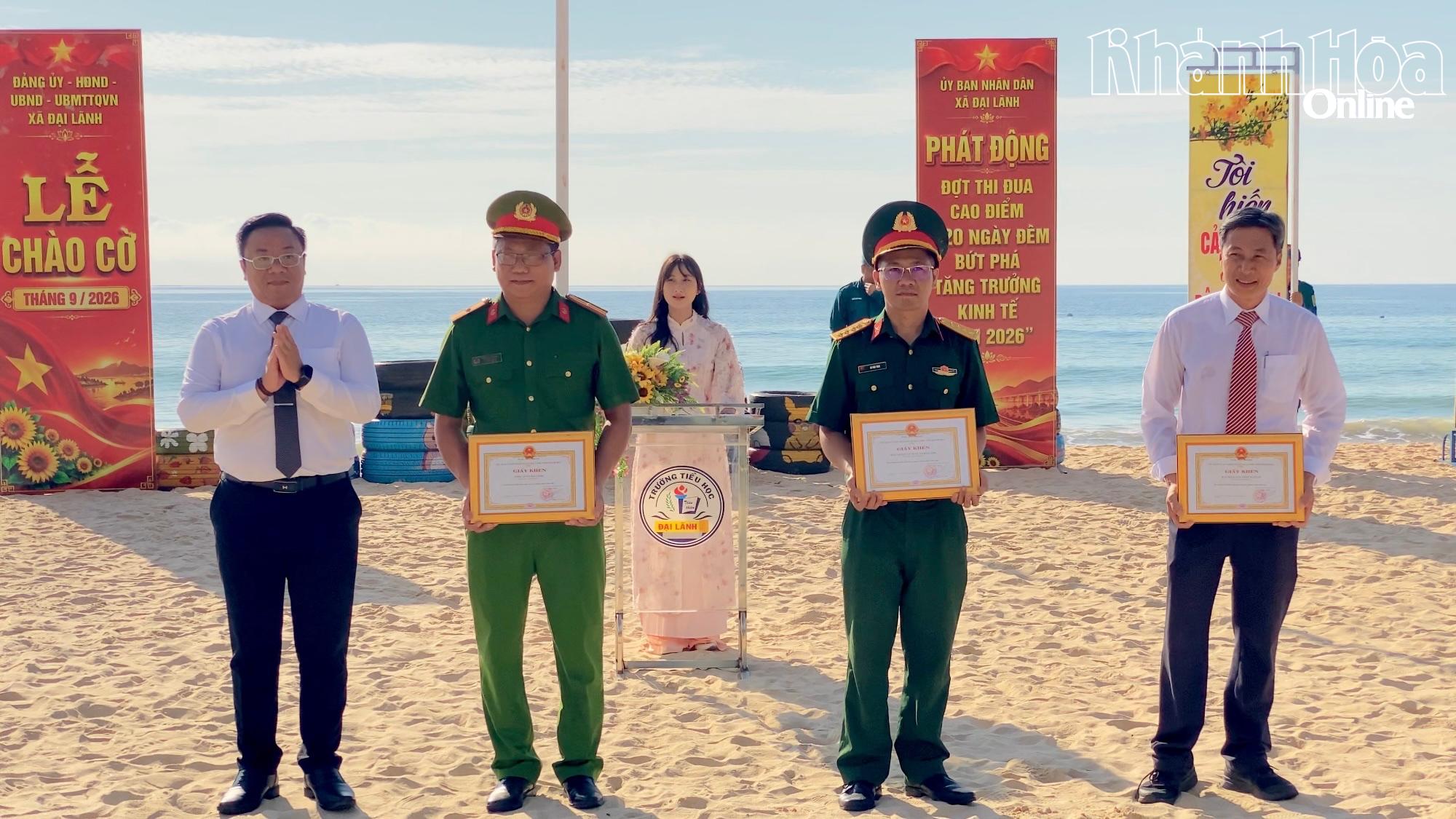Lãnh đạo UBND xã trao giấy khen cho 3 tập thể có thành tích đột xuất trong công tác phòng cháy, chữa cháy.