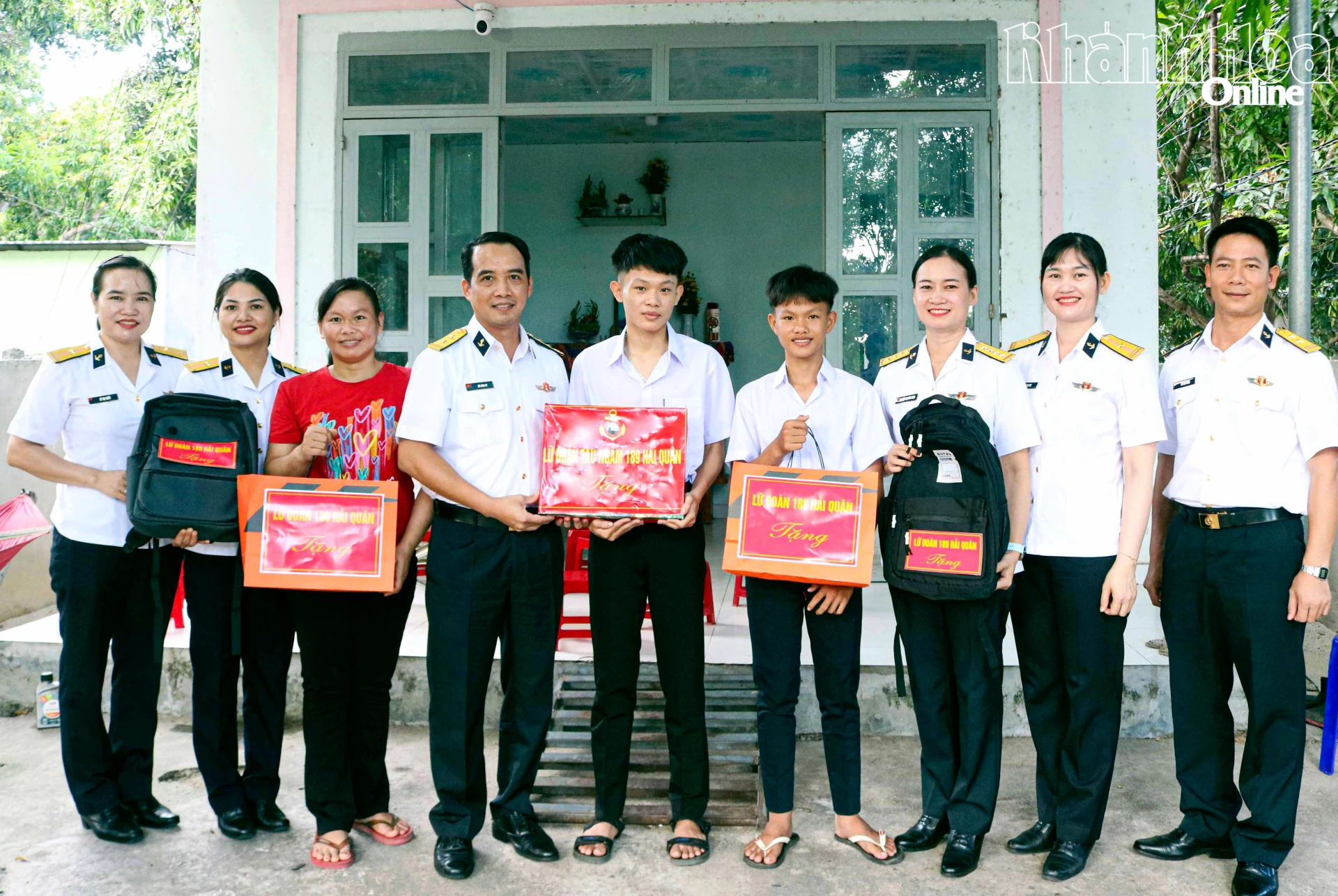 Lãnh đạo Lữ đoàn 189 tặng quà cho hai em Võ Minh Khang và Võ Minh Luân, con ngư dân tại xã Cam Lâm được đơn vị nhận đỡ đầu.