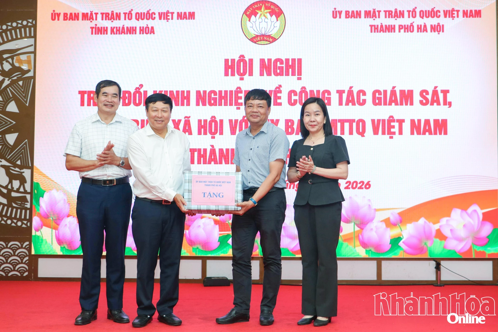 Đoàn công tác TP. Hà Nội tặng quà cho Ủy ban MTTQ Việt Nam tỉnh Khánh Hòa.