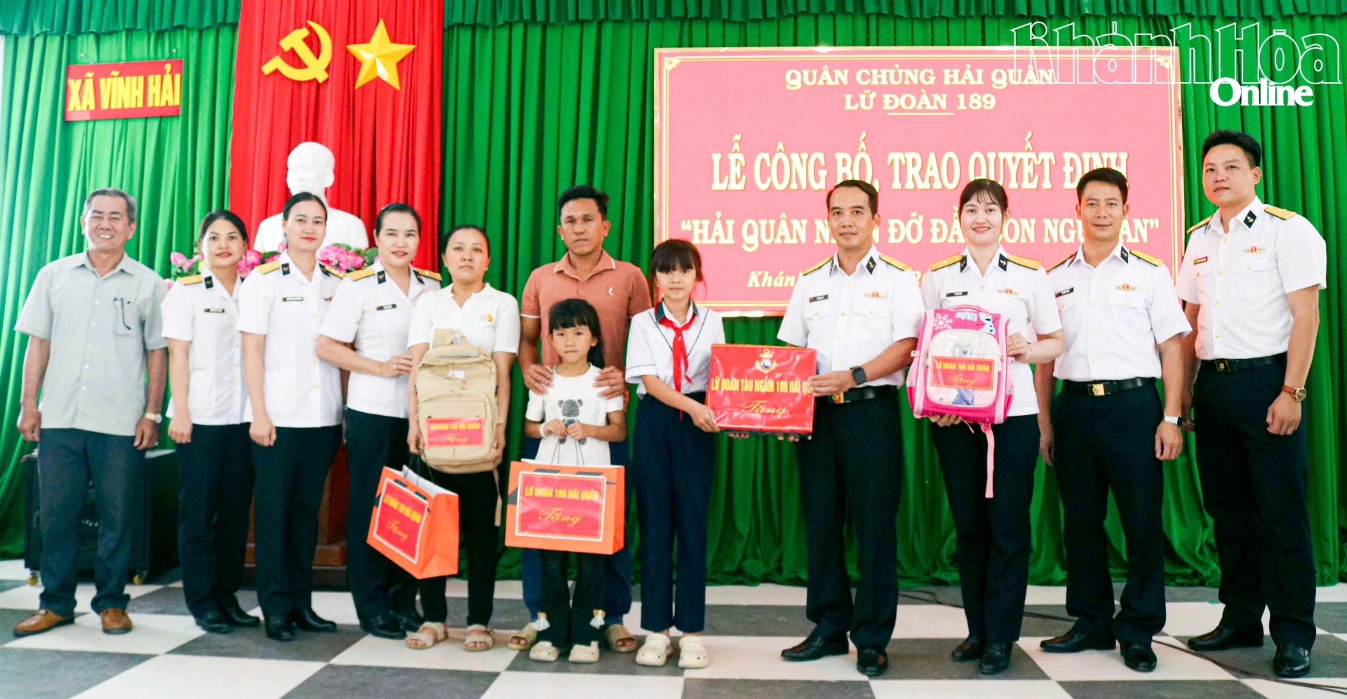 Lãnh đạo Lữ đoàn 189 trao quyết định nhận đỡ đầu con ngư dân tại xã Vĩnh Hải.