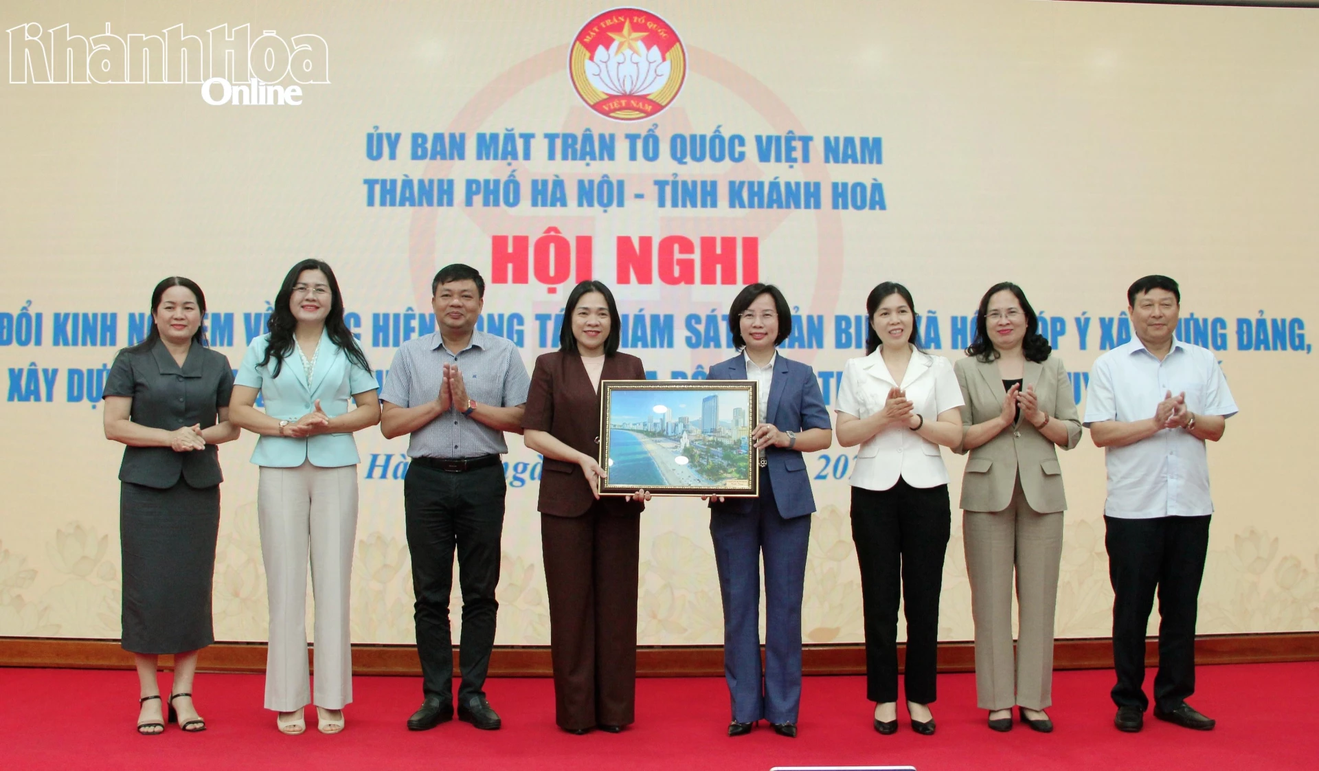 Đoàn công tác Ủy ban MTTQ Việt Nam tỉnh Khánh Hòa trao, tặng quà lưu niệm cho Ủy ban MTTQ Việt Nam TP. Hà Nội.