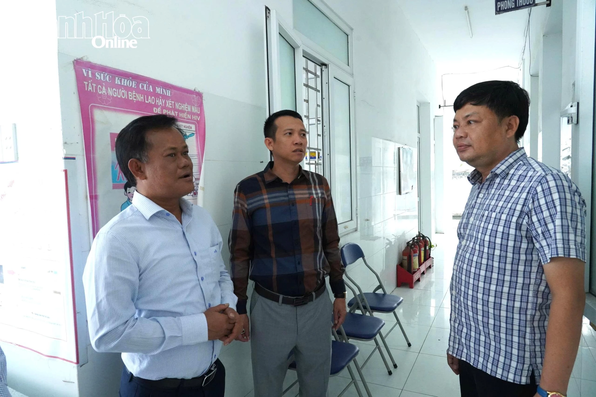 Đoàn giám sát của Ủy ban MTTQ Việt Nam tỉnh giám sát cơ sở vật chất tại Trạm y tế xã Cà Ná.