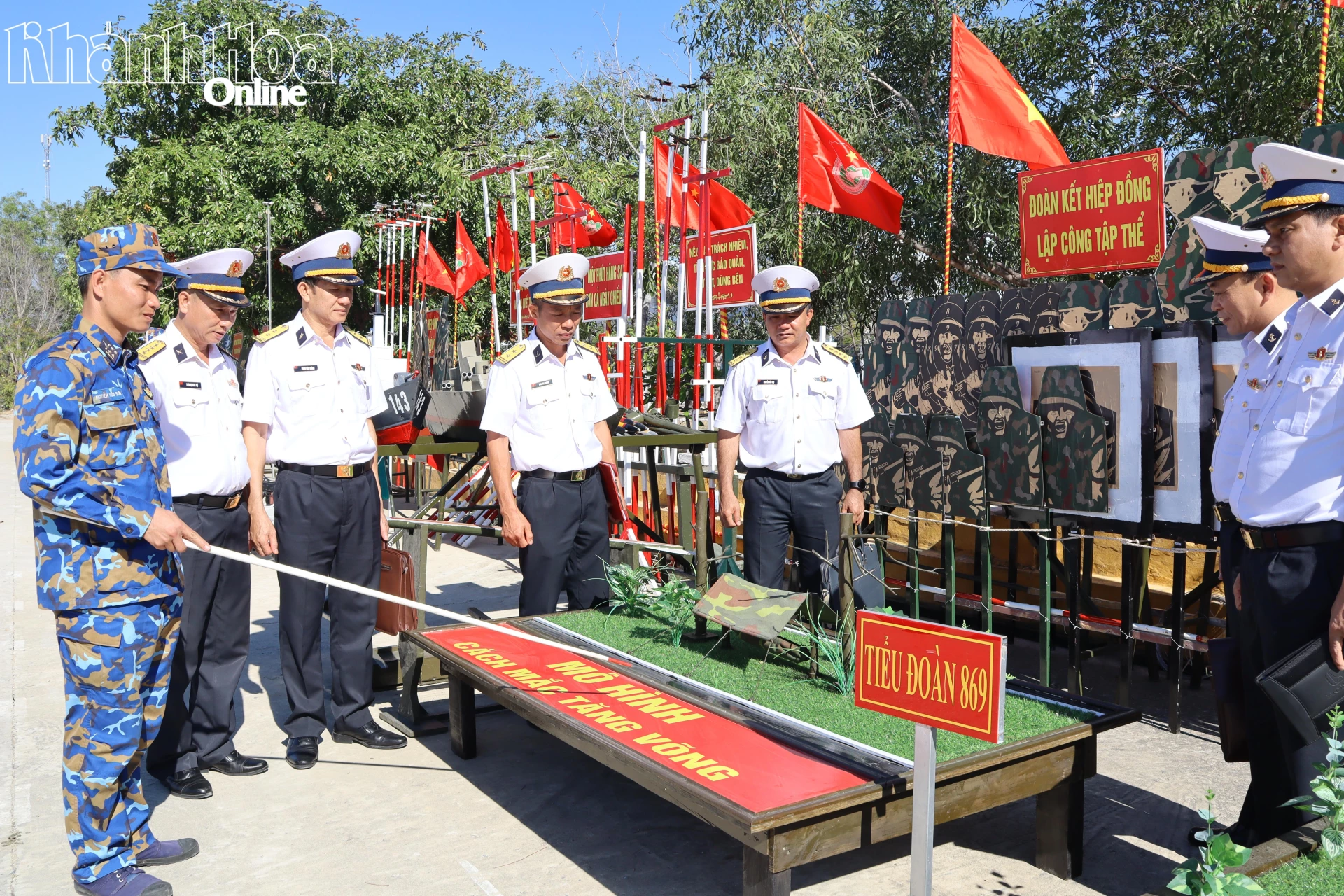 Đoàn kiểm tra của Vùng 4 Hải quân tham quan mô hình huấn luyện mắc tăng võng của Lữ đoàn.