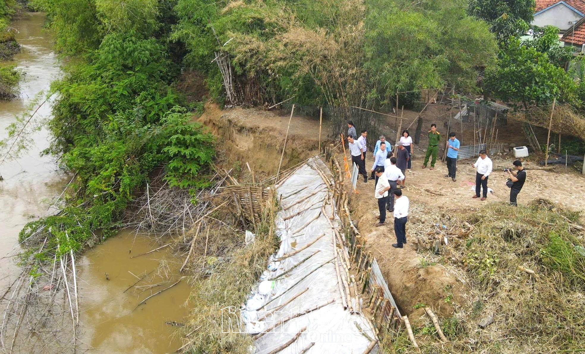 Đoàn kiểm tra thực tế các vị trí xung yếu sông Tân Lâm đã được xã khắc phục tạm thời.
