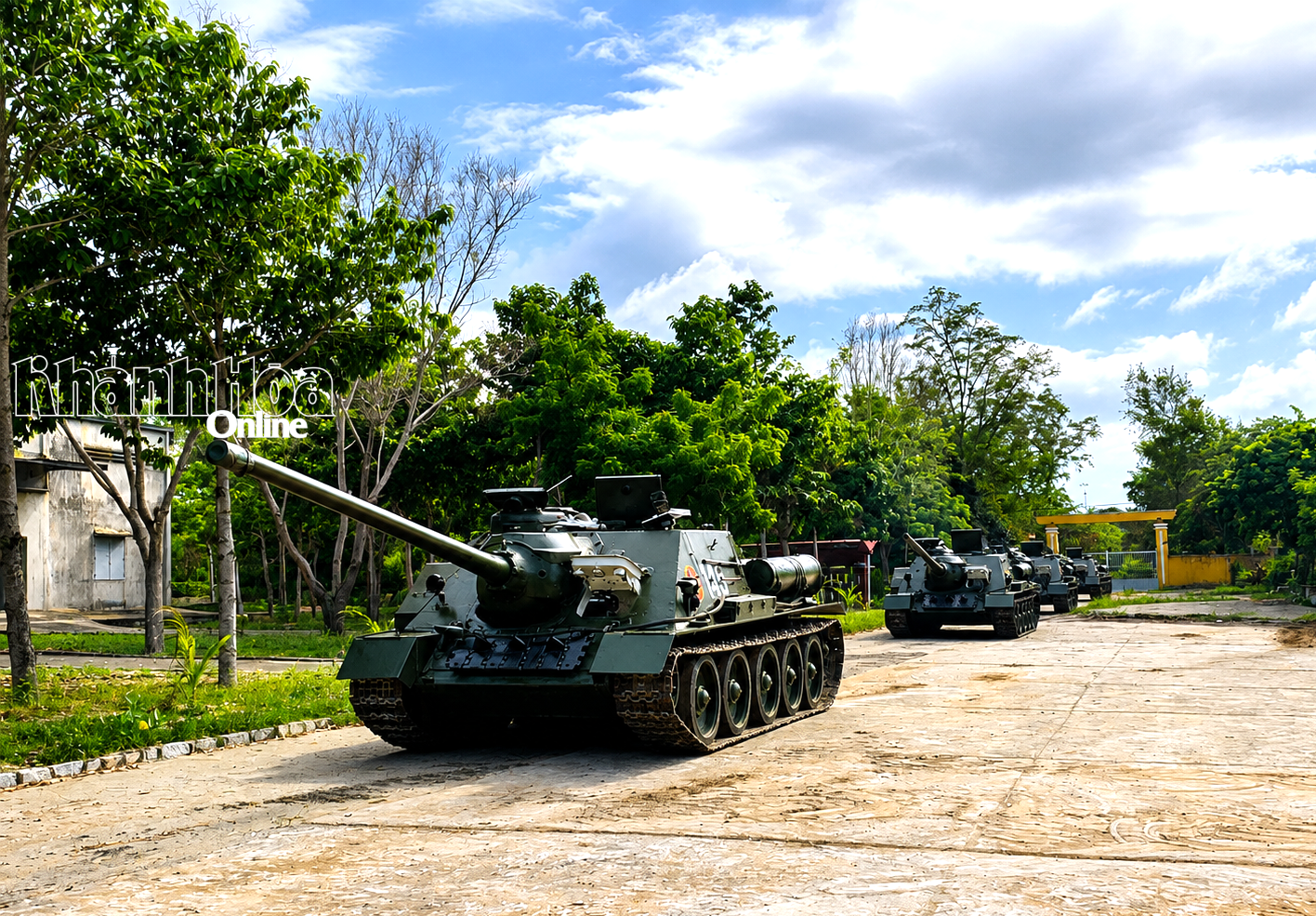Đội hình xe Su-100 hành quân cơ động.