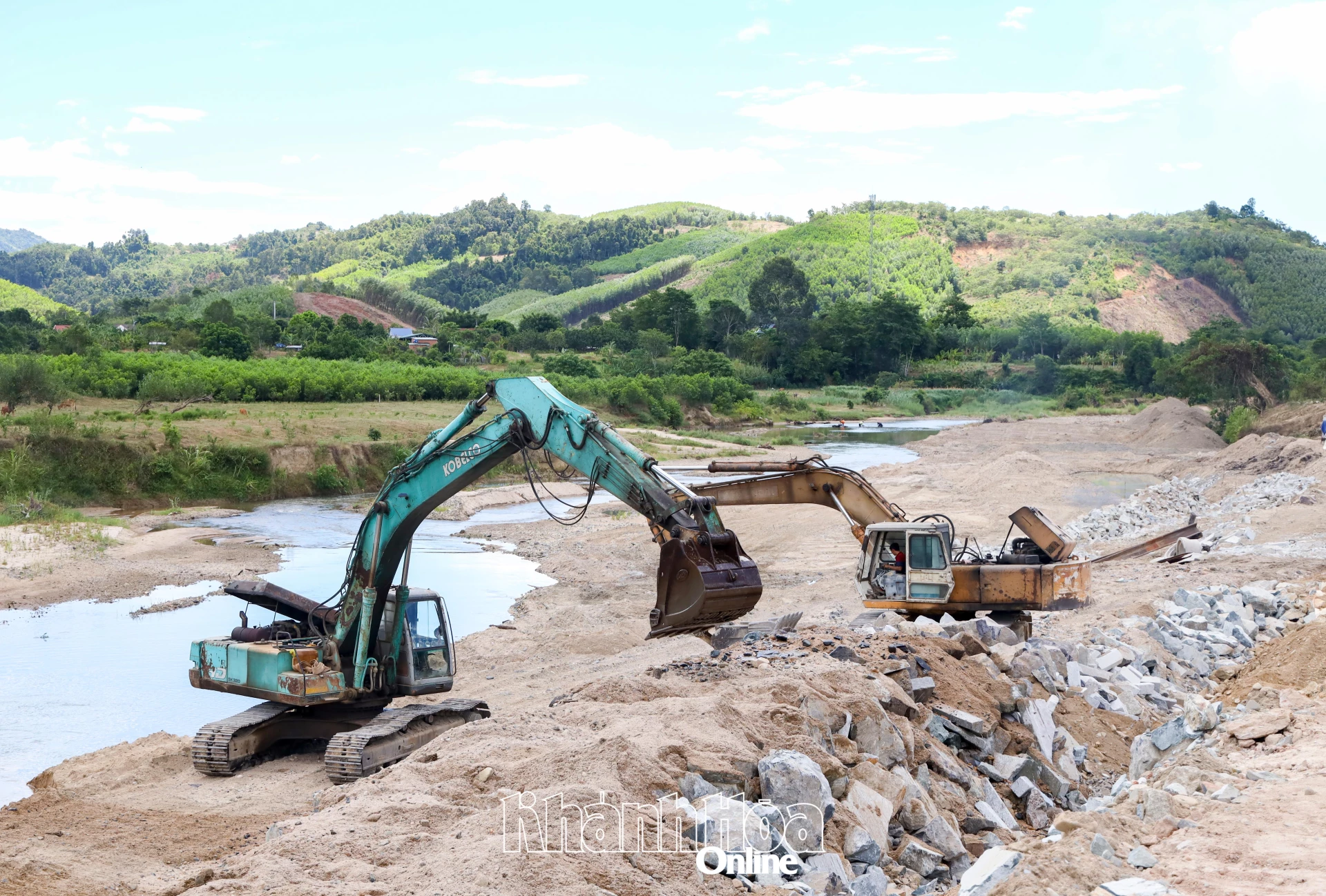 Đơn vị thi công đang đẩy nhanh tiến độ công trình khắc phục hậu quả thiên tai trên địa bàn xã Tây Khánh Vĩnh.