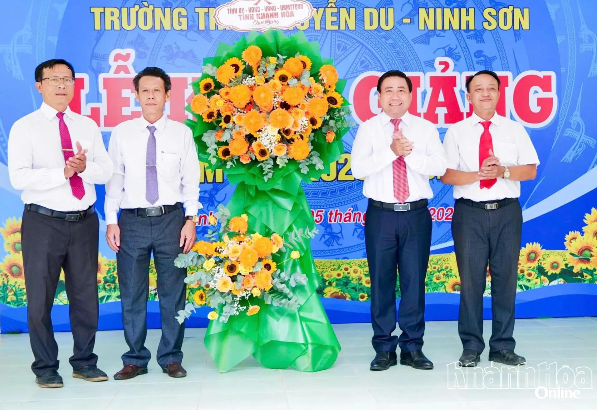 Chủ tịch HĐND tỉnh Lâm Đông dự lễ khai giảng năm học mới tại Trường THPT Nguyễn Du - Ninh Sơn