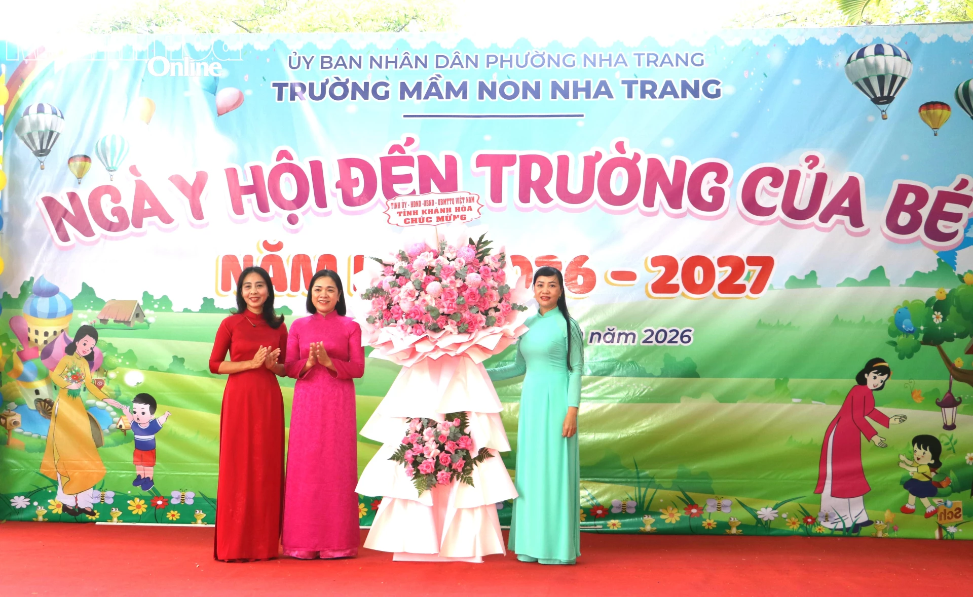 Đồng chí Trần Thu Mai tặng hoa chúc mừng Trường Mầm non Nha Trang.