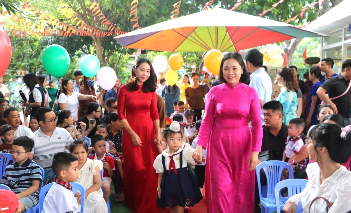 Phó Chủ tịch Thường trực Ủy ban MTTQ Việt Nam tỉnh Trần Thu Mai tham dự Ngày hội đến trường của bé tại Trường Mầm non Nha Trang