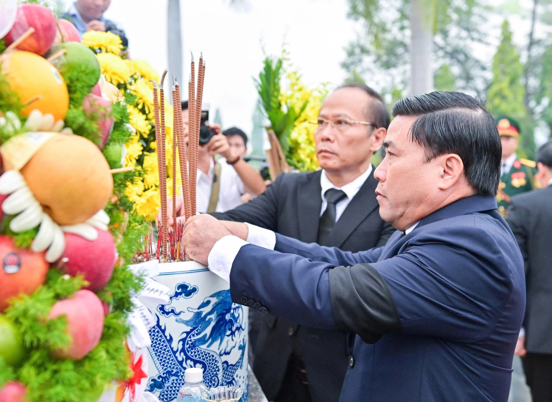 Đồng chí Lâm Đông và đồng chí Nguyễn Khắc Hà thành kính dâng hương tưởng nhớ các anh hùng liệt sĩ.