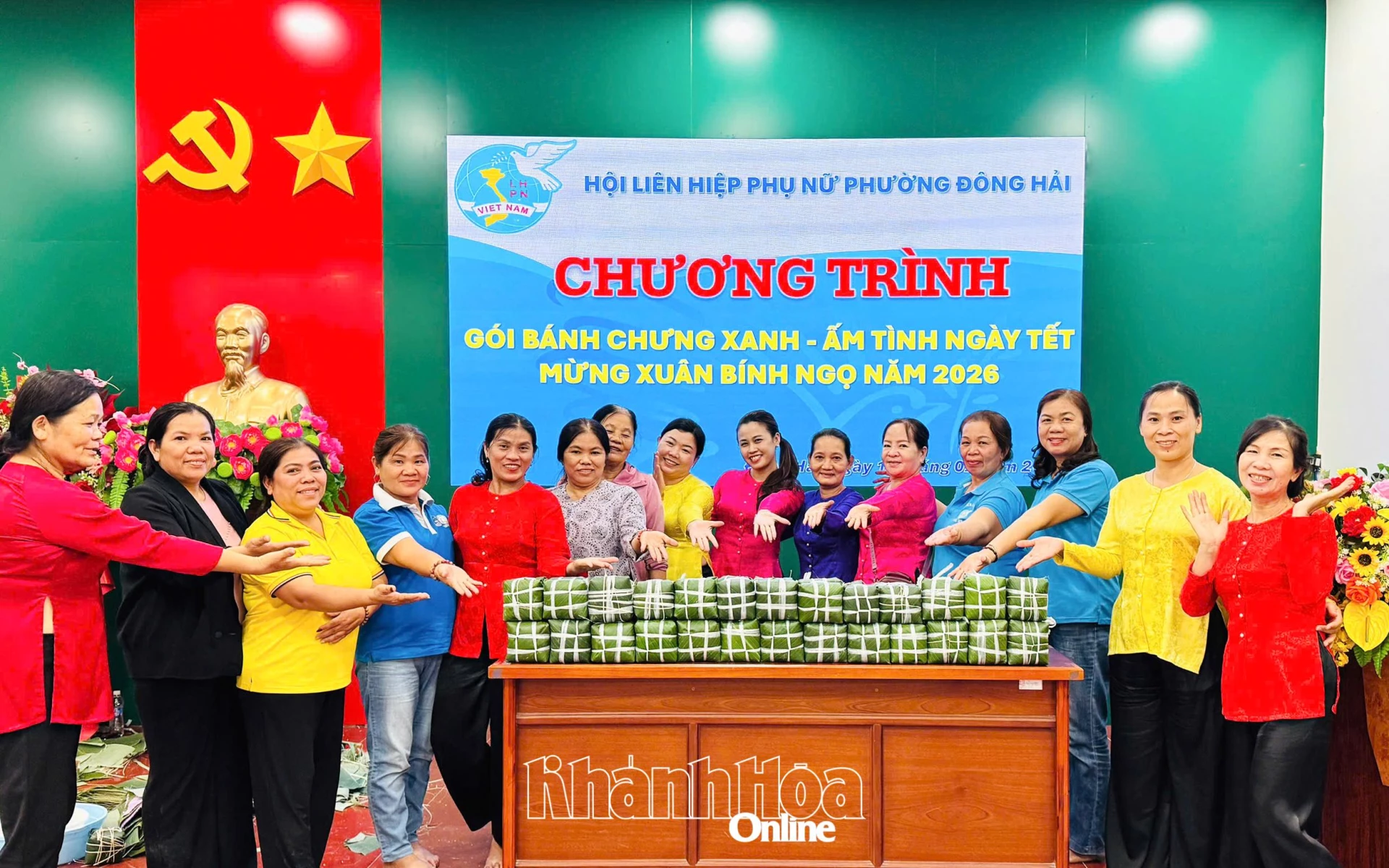 Hội Liên hiệp Phụ nữ phường Đông Hải tổ chức gói bánh chưng tặng người dân.
