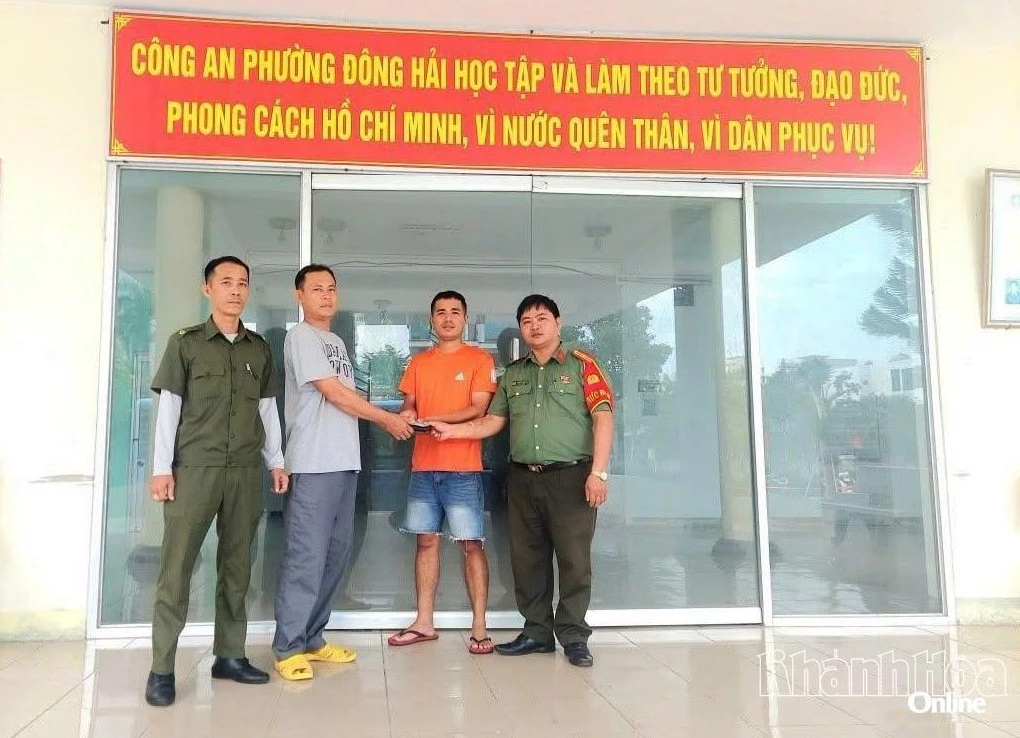 Tại Công an phường Đông Hải, ông Nguyễn Văn Thành (thứ 2, từ phải qua) đã trao trả toàn bộ tài sản cho ông Nguyễn Việt Toàn.