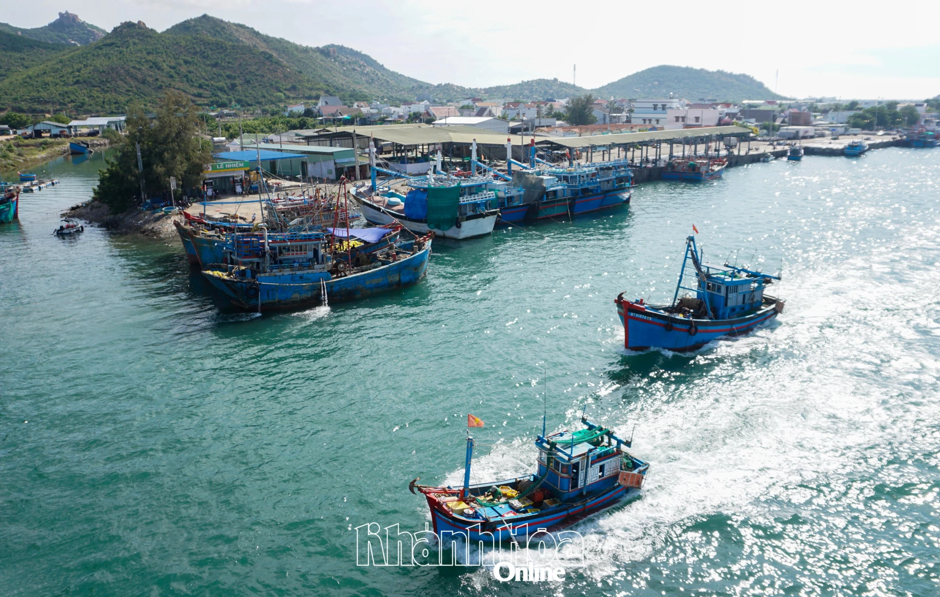 Tàu cá của ngư dân Khánh Hòa về bờ sau chuyến khai thác dài ngày.