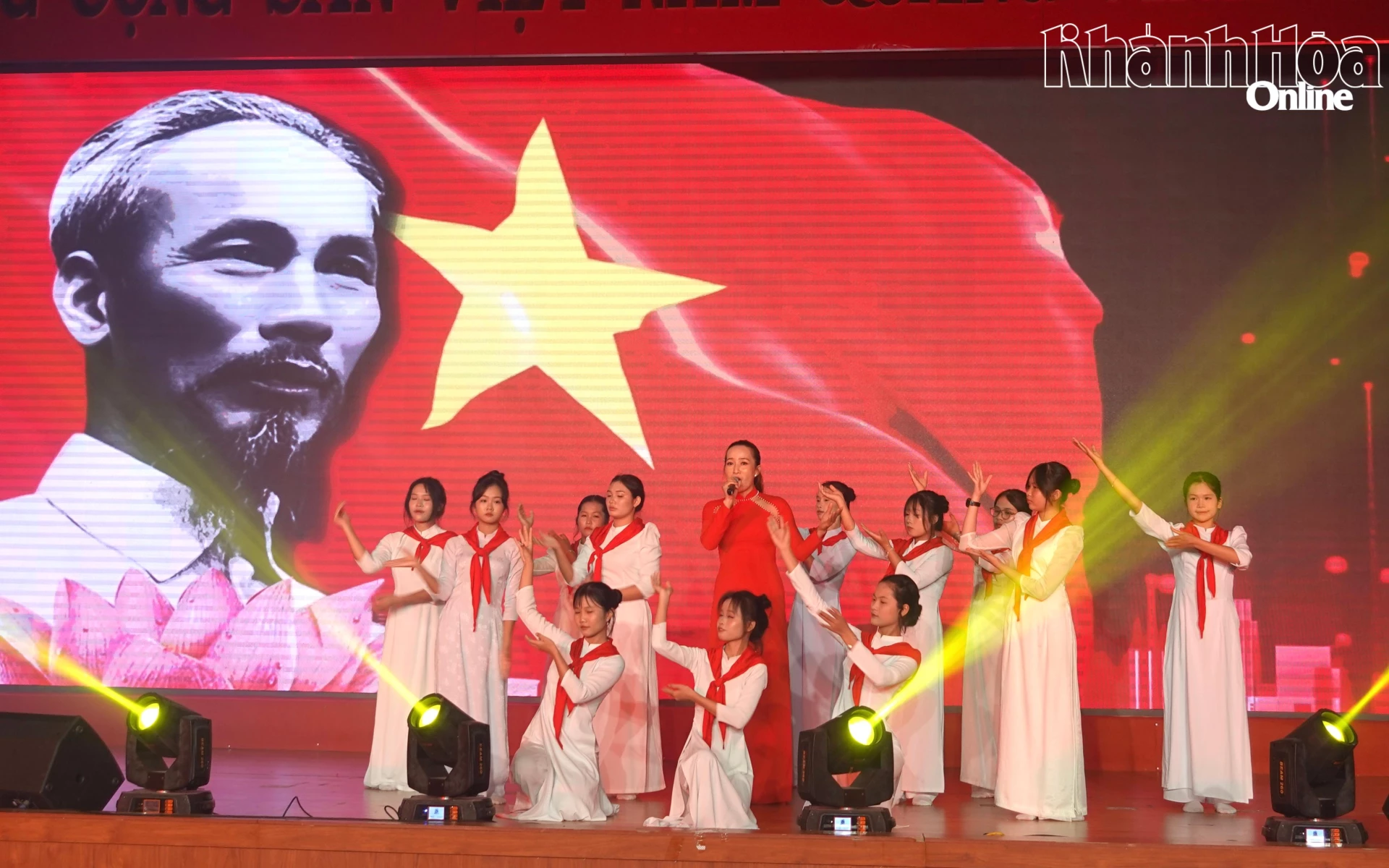 Tiết mục của đoàn nghệ thuật quần chúng xã Hò a Trí.