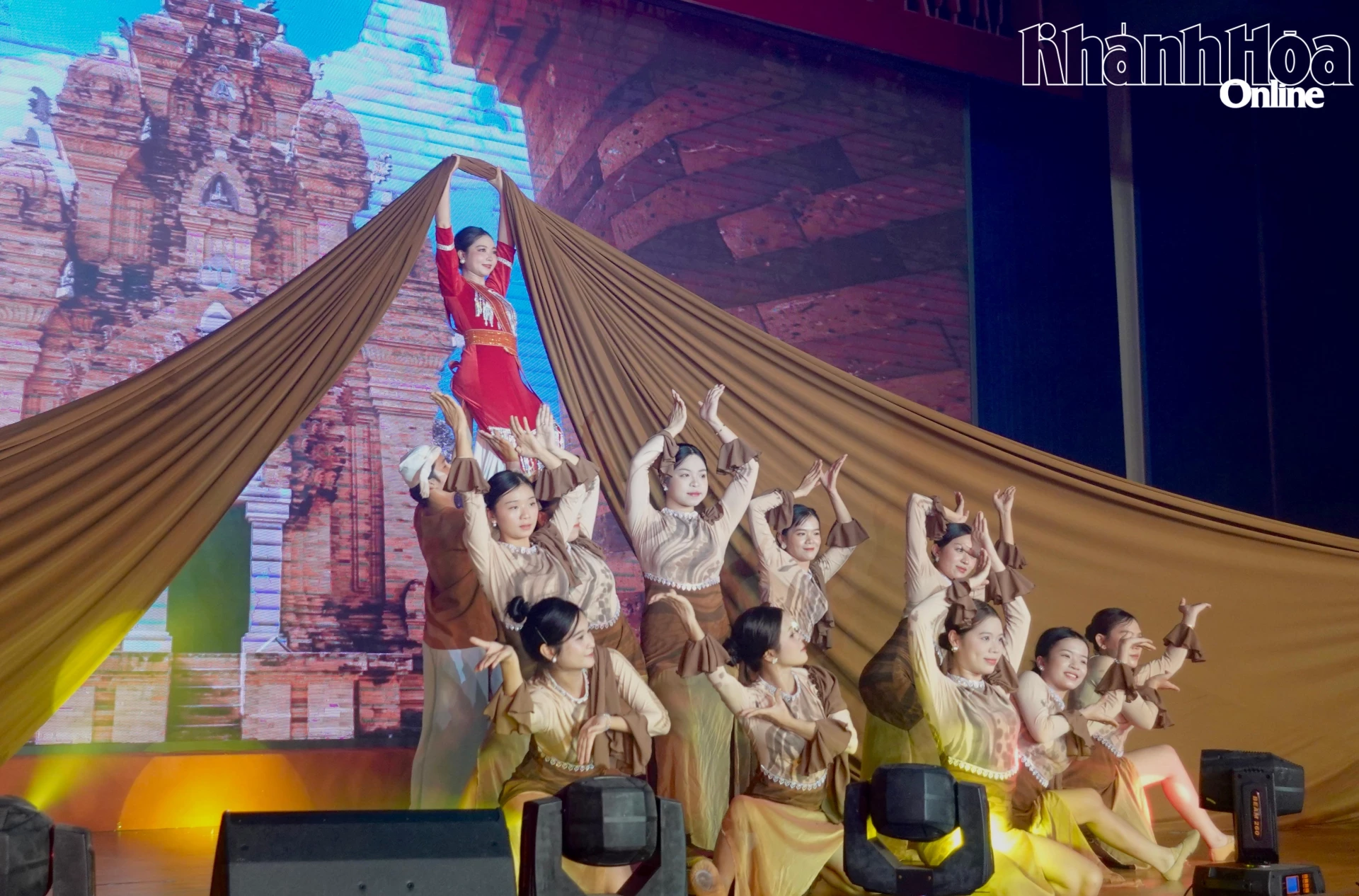 Tiết mục của đoàn nghệ thuật quần chúng phường Phan Rang.