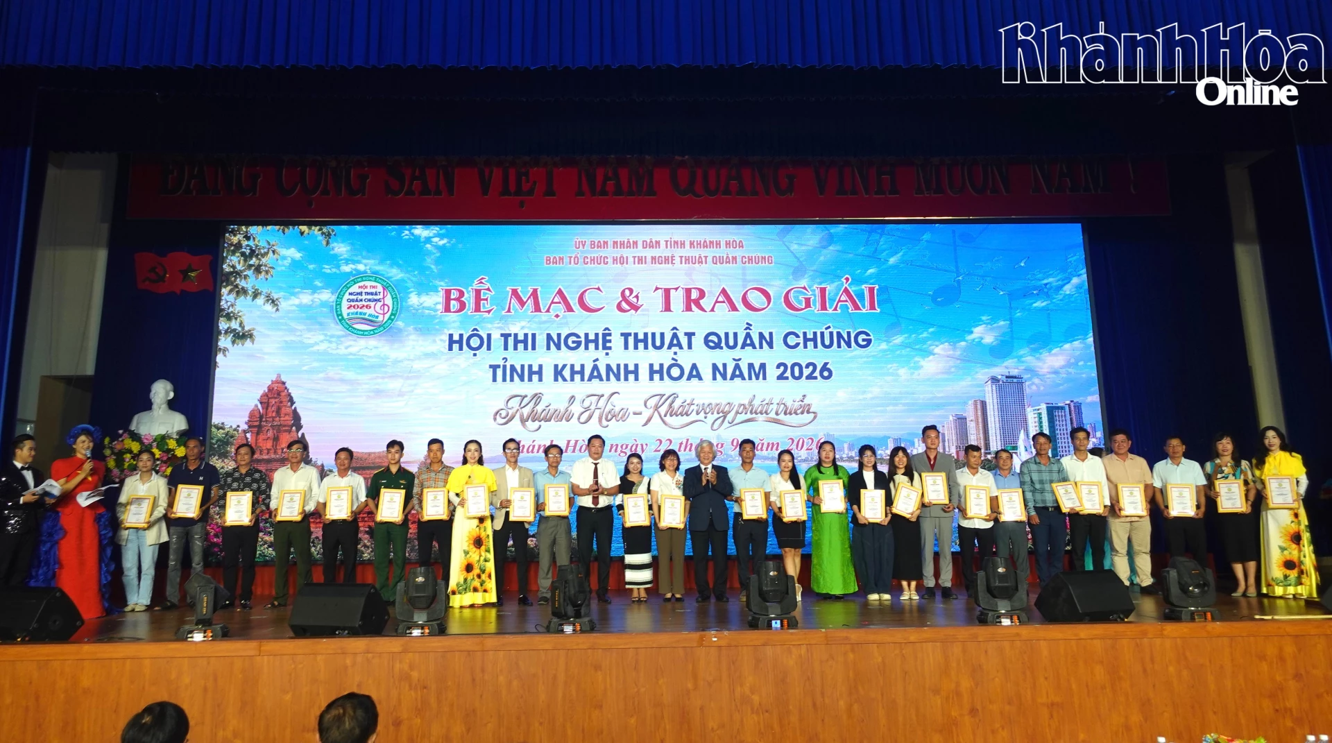 Ban tổ chức trao giải cho các tiết mục xuất sắc.
