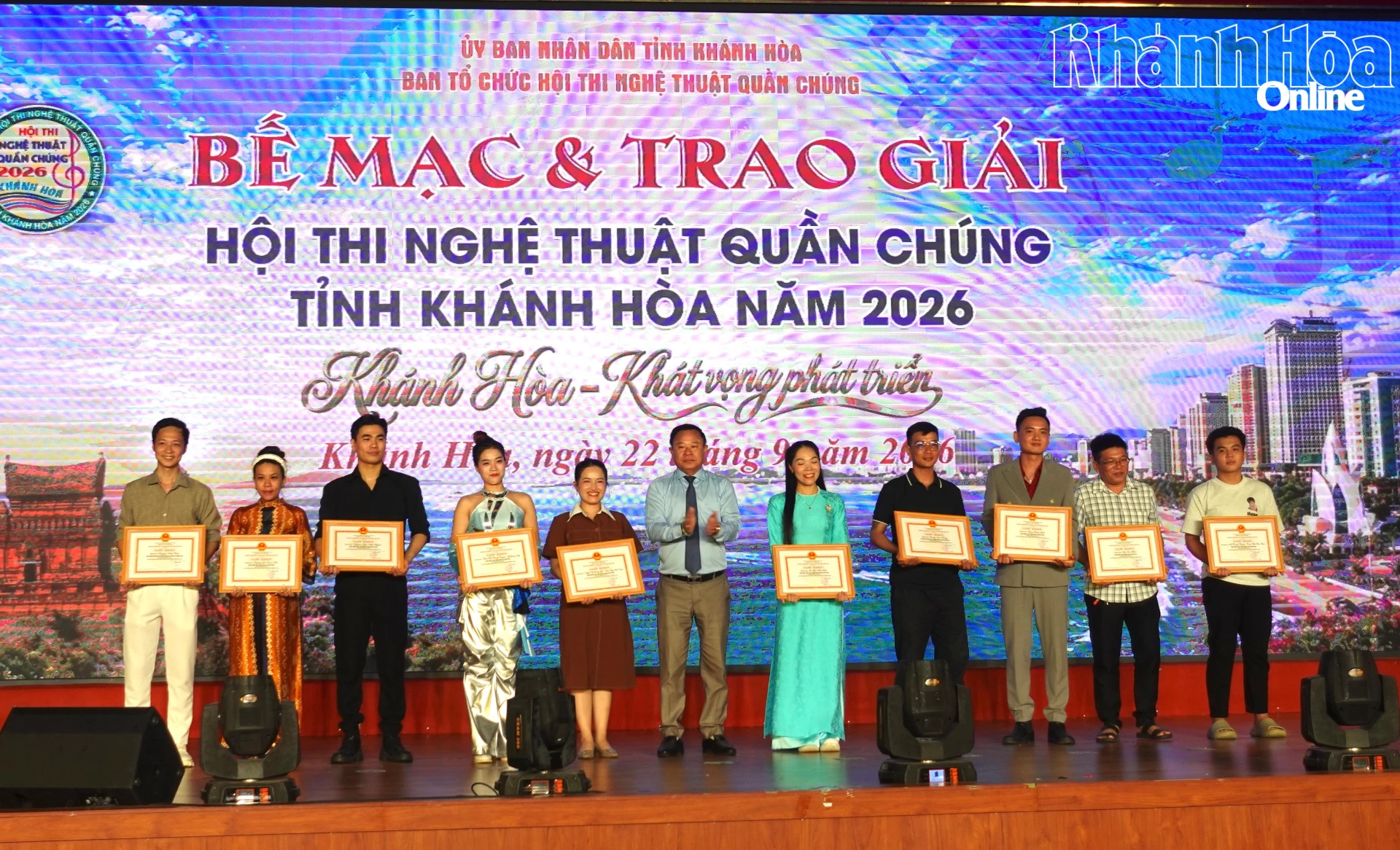 Ông Lê Văn Hoa - Phó Giám đốc Sở Văn hóa, Thể thao và Du lịch tỉnh trao giải cho 10 biên đạo múa xuất sắc.