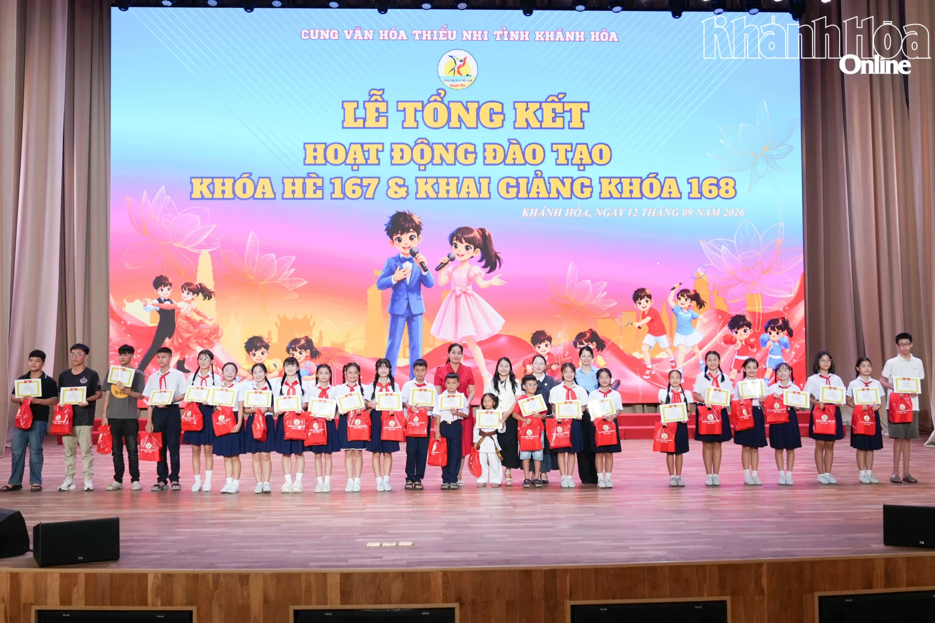 Lãnh đạo Cung văn hóa Thiếu nhi tỉnh cùng đại biểu trao thưởng cho các thiếu nhi đạt thành tích nổi bật trong các cuộc thi.