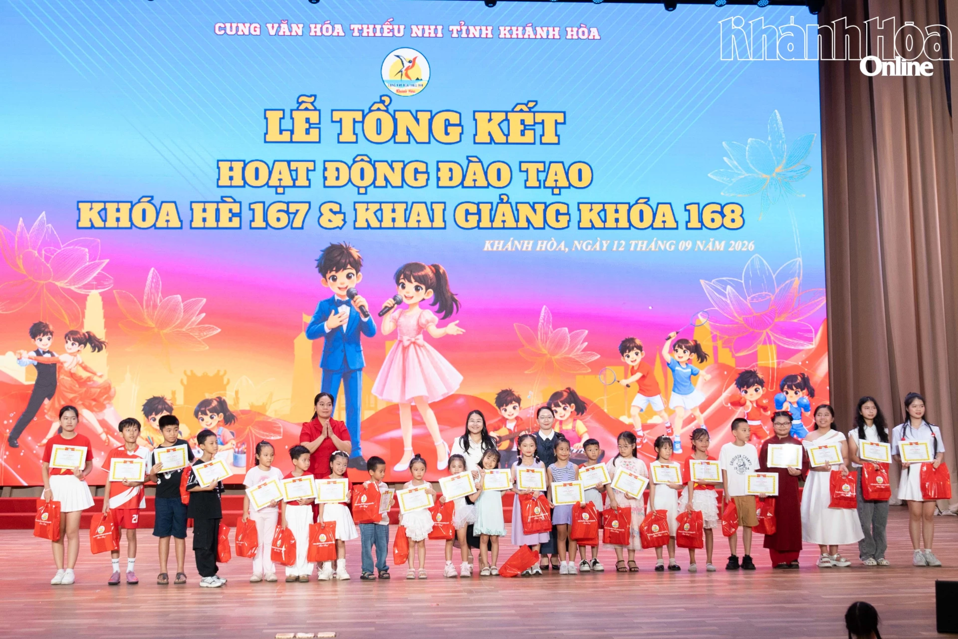Trao thưởng cho các thiếu nhi có thành tích xuất sắc trong khóa hè.
