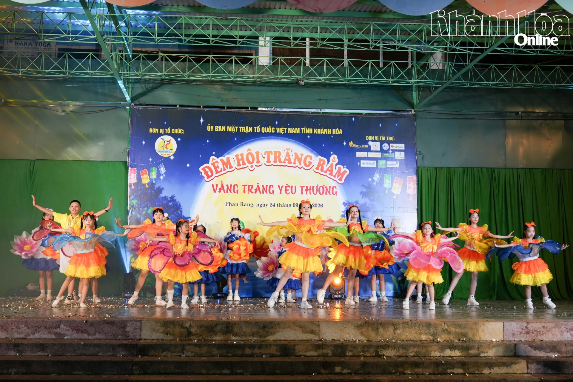 Tiết mục văn nghệ do các thiếu nhi biểu diễn.
