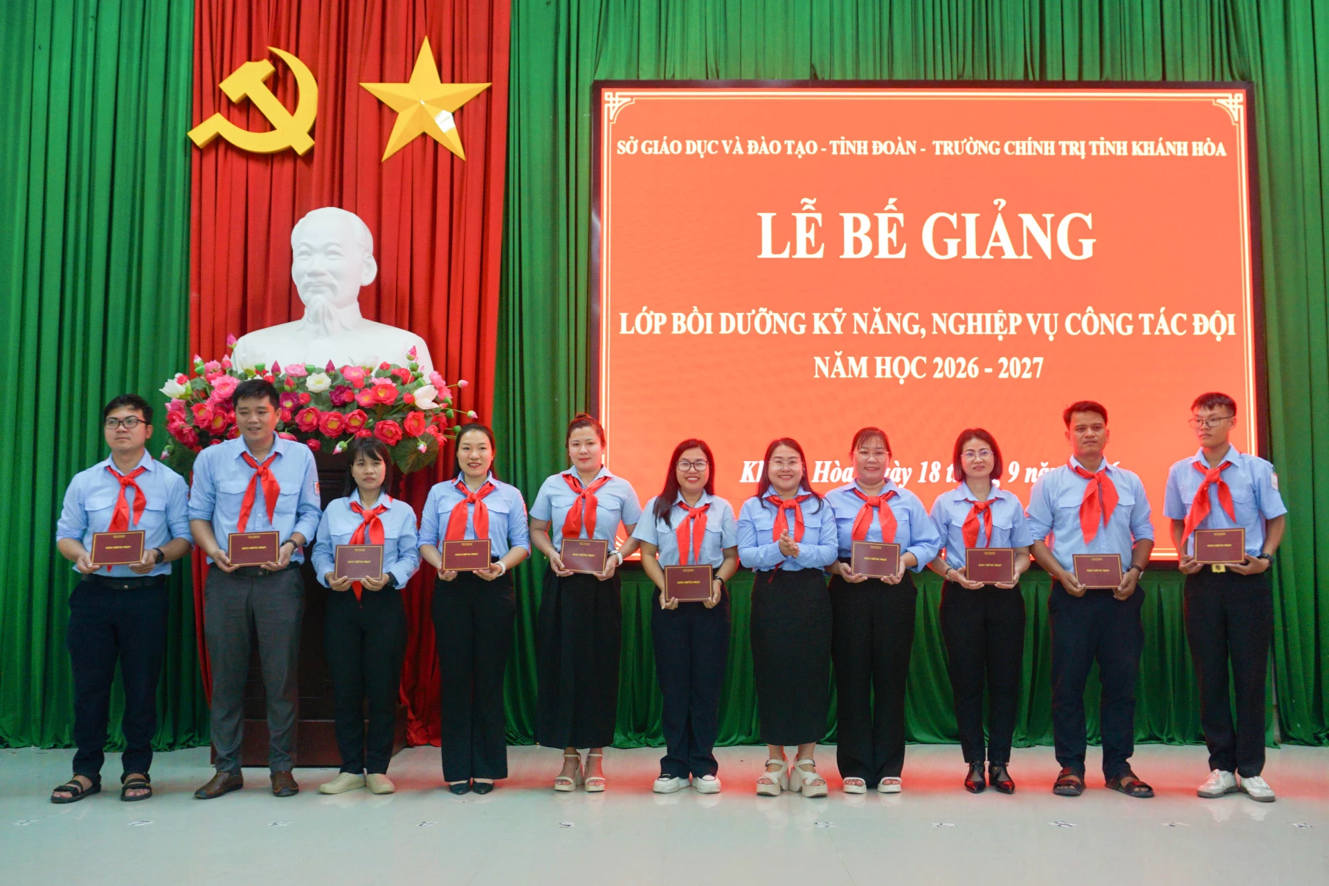 Ban tổ chức trao giấy chứng nhận hoàn thành chương trình bồi dưỡng cho các học viên.