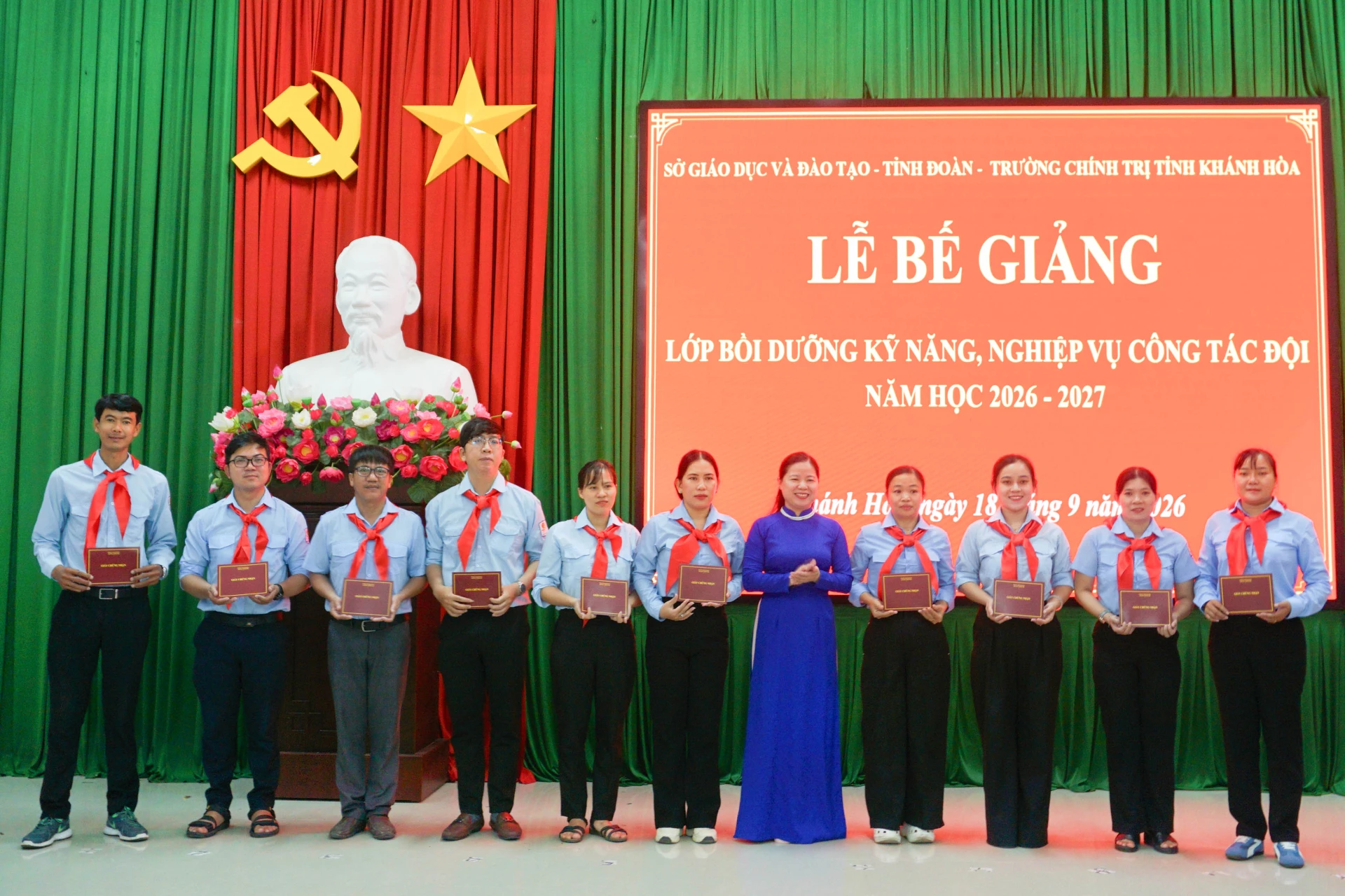 Ban tổ chức trao giấy chứng nhận hoàn thành chương trình bồi dưỡng cho các học viên.