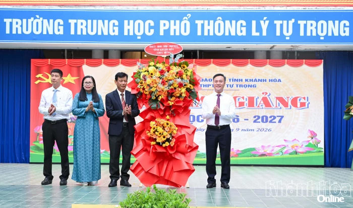 Chủ tịch UBND tỉnh Nguyễn Việt Hùng dự khai giảng năm học mới tại Trường THPT Lý Tự Trọng