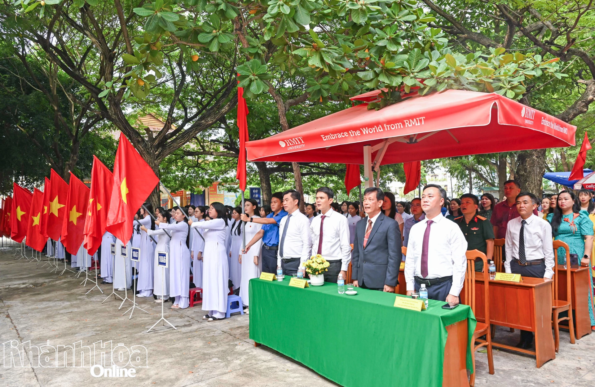 Đồng chí Nguyễn Việt Hùng, lãnh đạo nhà trường, các thầy cô giáo và học sinh thực hiện nghi lễ chào cờ.