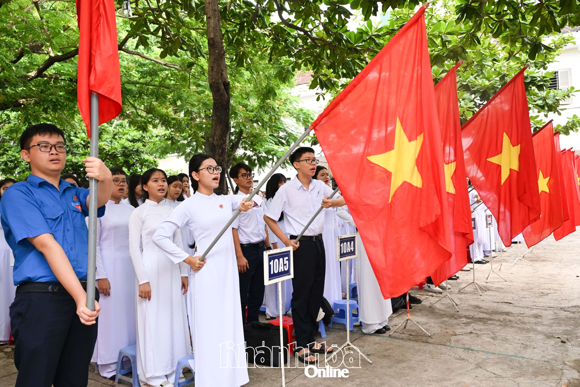 Học sinh Trường THPT Lý Tự Trọng thực hiện nghi thức chào cờ.