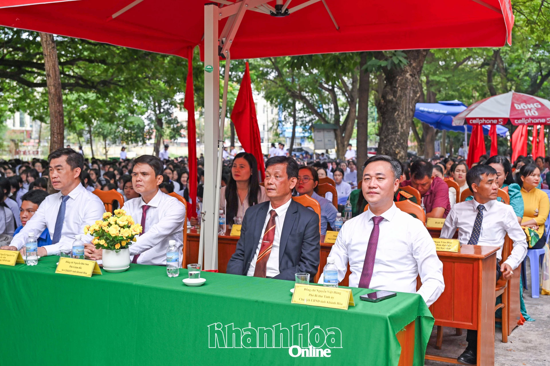 Đồng chí Nguyễn Việt Hùng dự lễ khai giảng tại Trường THPT Lý Tự Trọng.